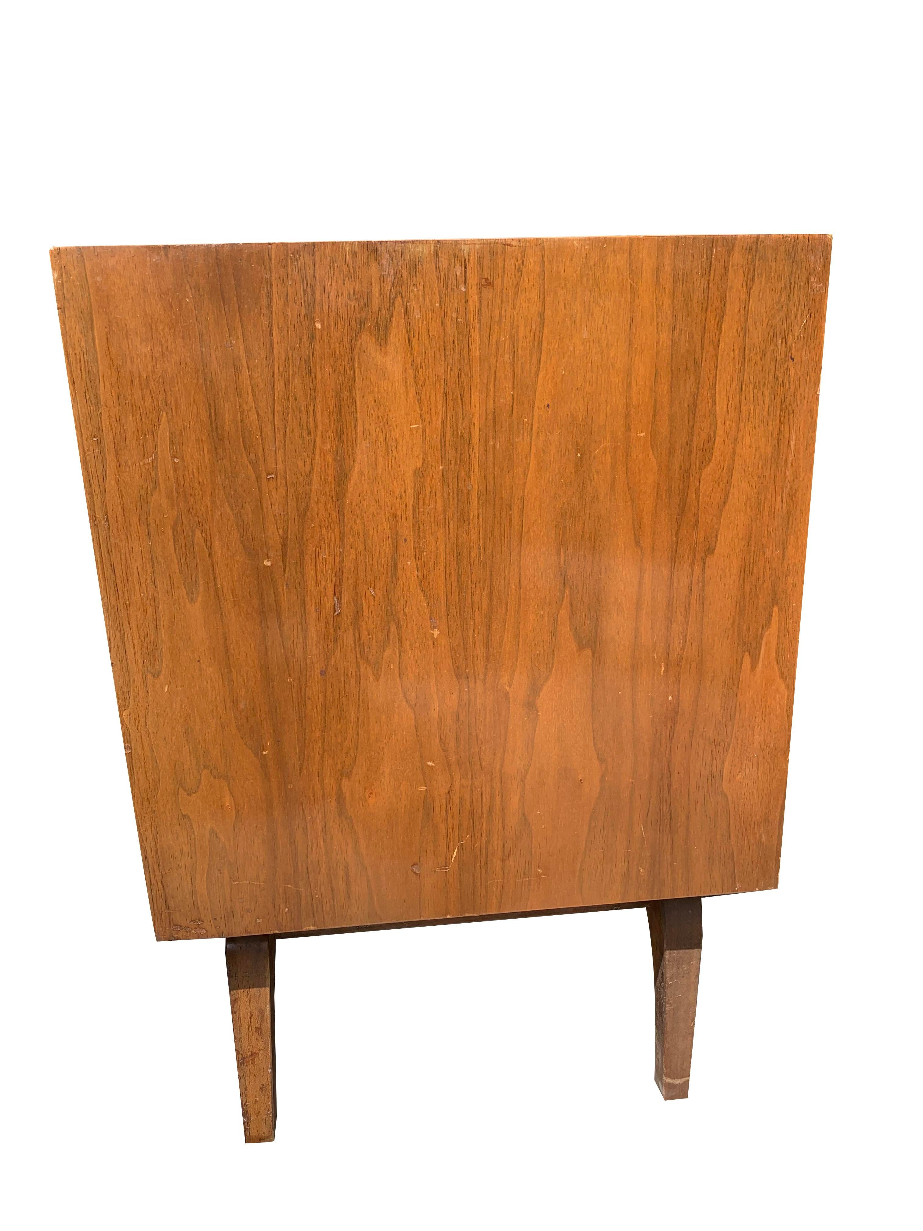 1960s Mid Century Modern Nightstands With Curved Legs and Tray Drawer - a Pair In Good Condition In Saddle River, NJ