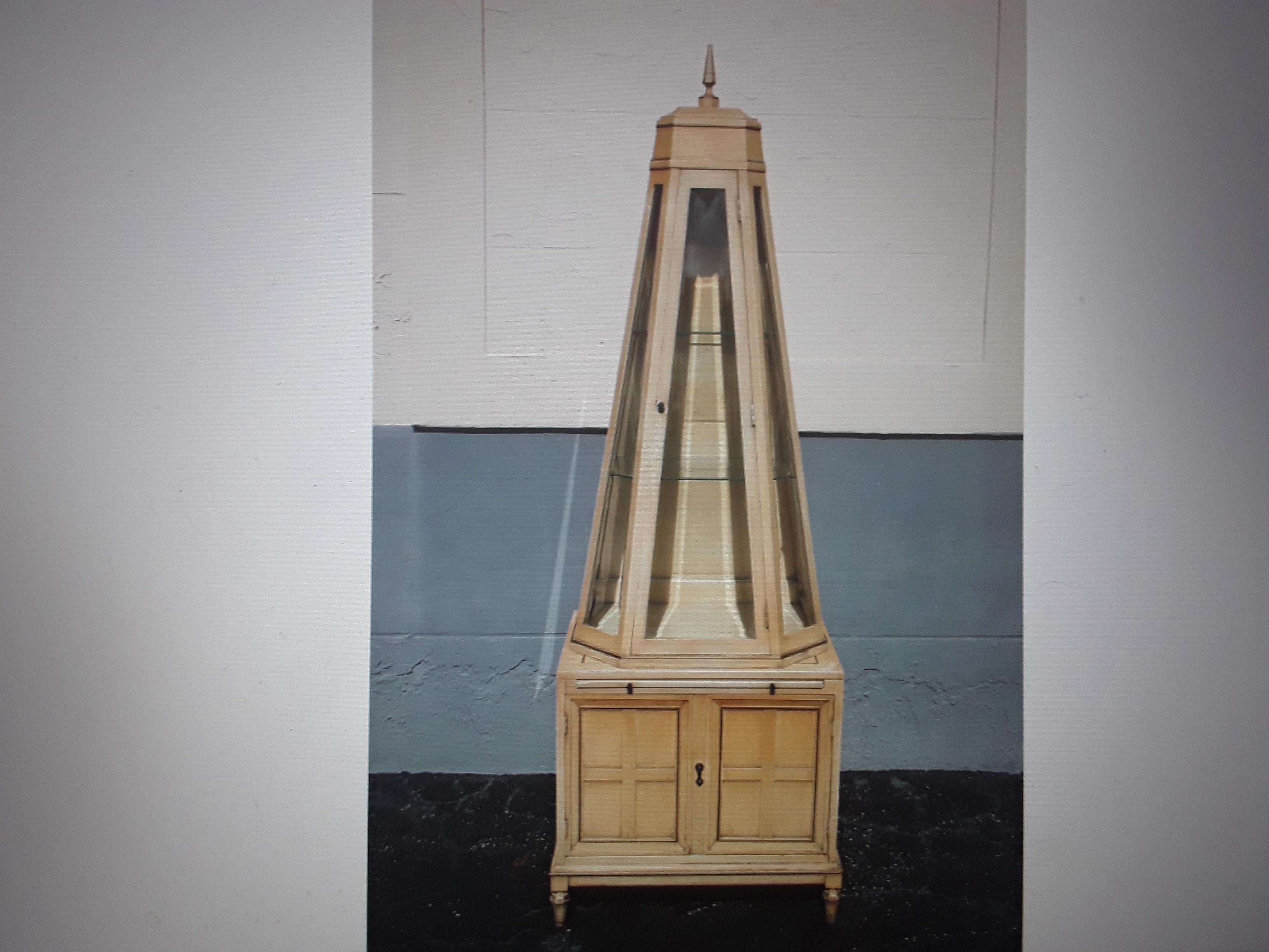 1960's Mid Century Modern Obelisk Form Sekretär/ Vitrine/ Kabinett (Moderne der Mitte des Jahrhunderts) im Angebot