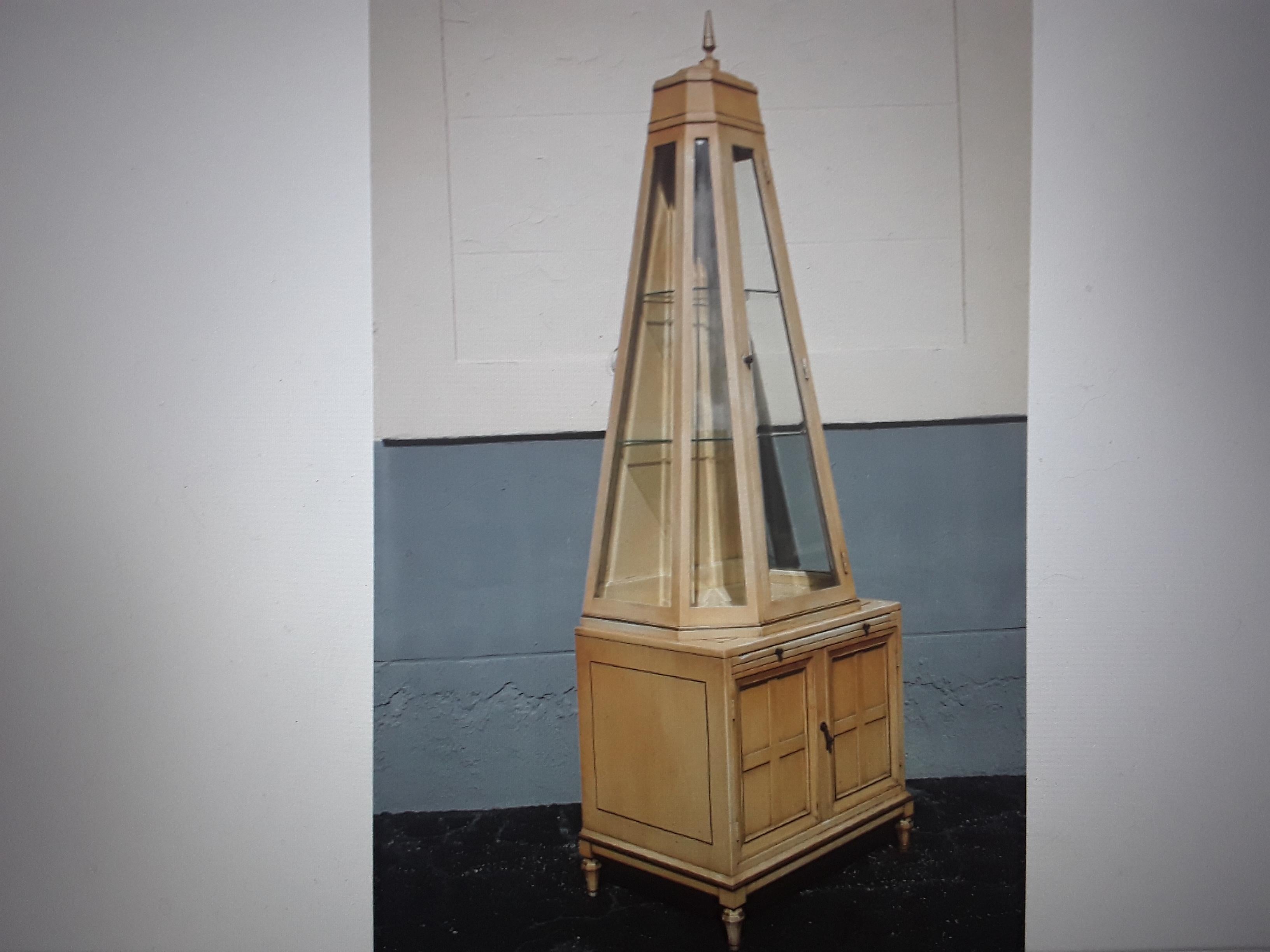 1960's Mid Century Modern Obelisk Form Sekretär/ Vitrine/ Kabinett (Nordamerikanisch) im Angebot