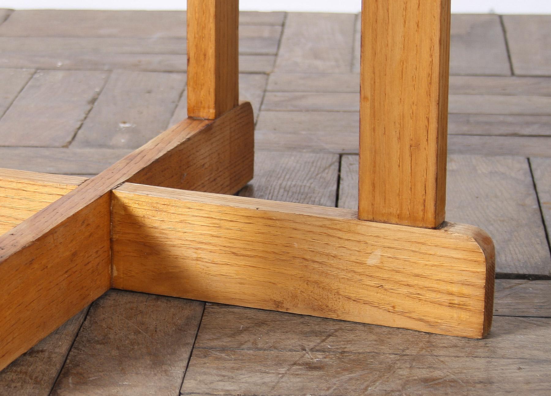 Table d'appoint en frêne massif des années 1960, moderne du milieu du siècle en vente 2