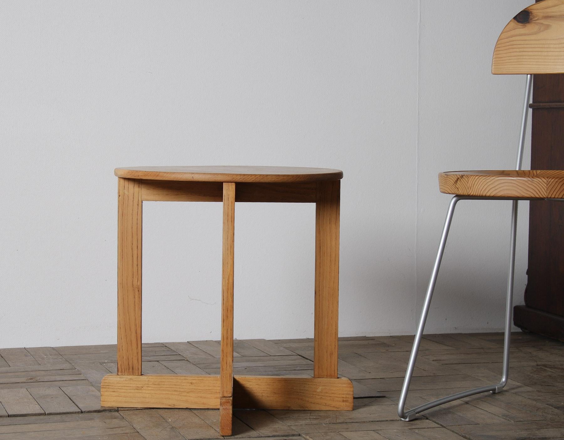 20ième siècle Table d'appoint en frêne massif des années 1960, moderne du milieu du siècle en vente