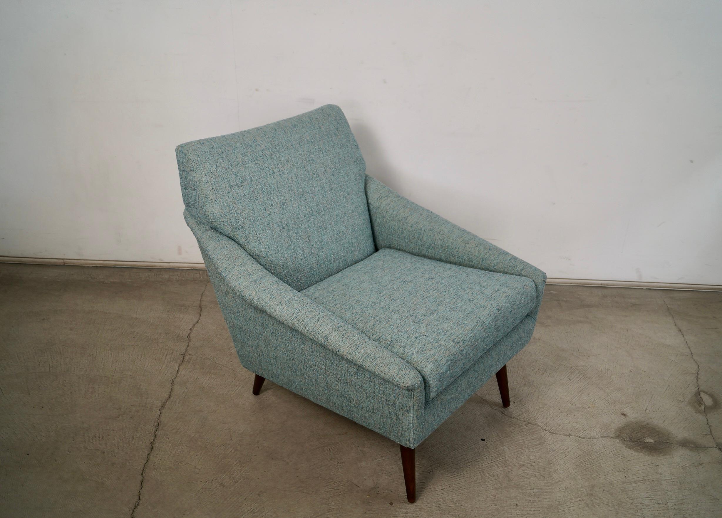 Se vende tumbona Vintage Midcentury Modern. Silla original de los años 60 que ha sido retapizada con tela y espuma nuevas. Tiene una bonita forma a la manera de los diseños de Paul McCobb, y es muy sólida y cómoda. El asiento tiene muelles, y el