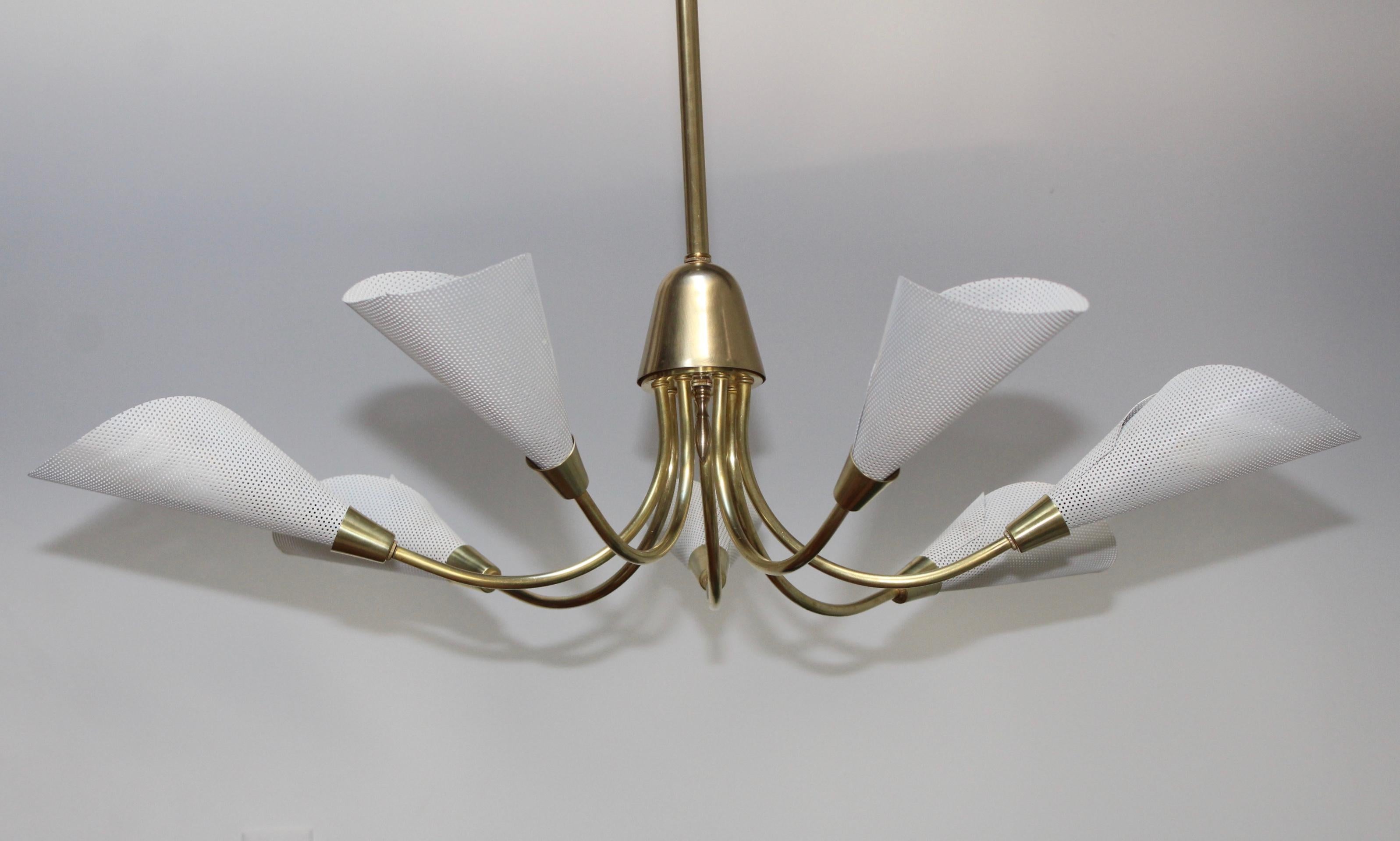 1960er Jahre Mid-Century Modern Perforierte Schirme und Messing Französisch Kronleuchter (Metall) im Angebot