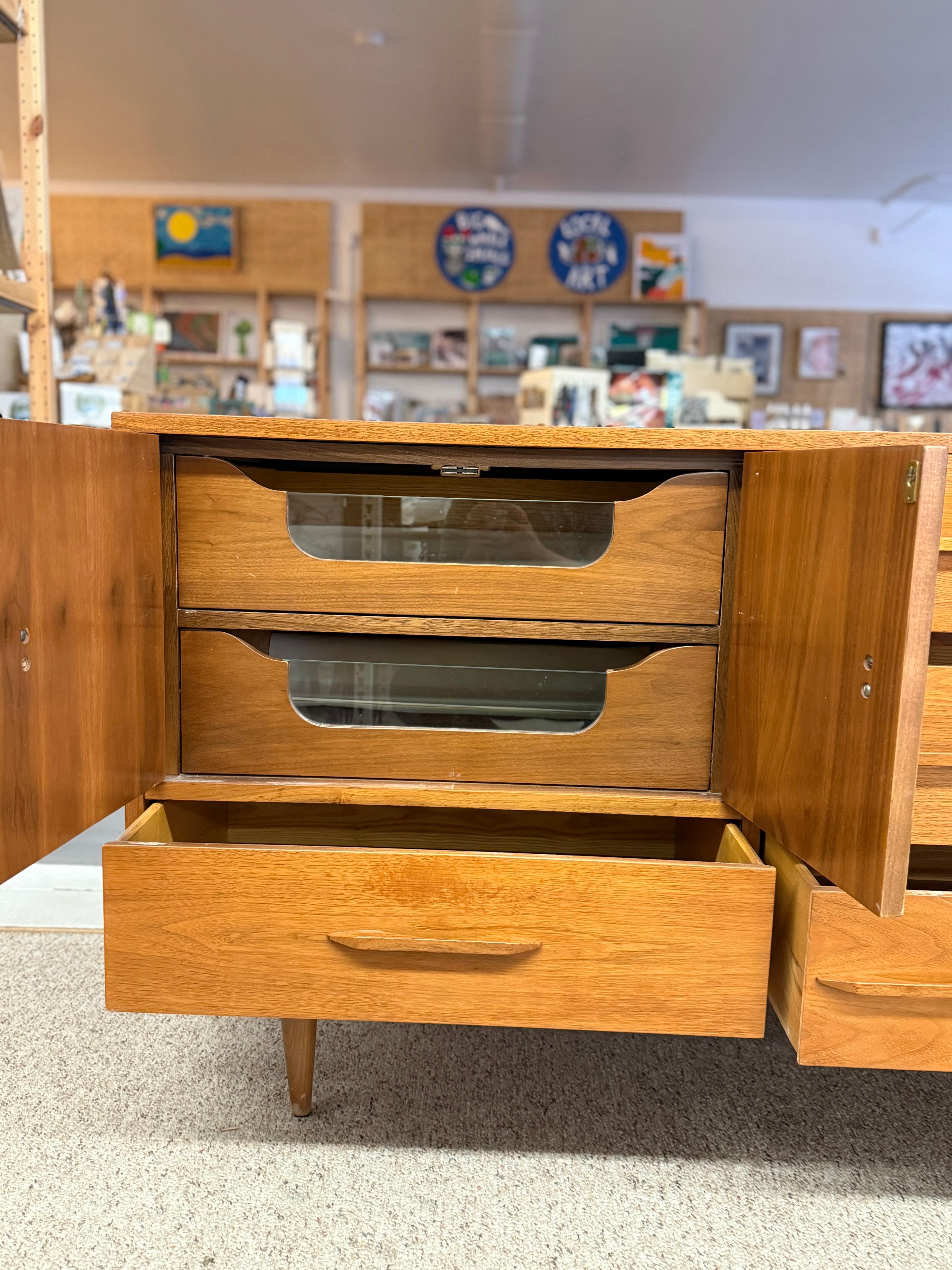 Credenza / comò in teak del 1960, forse di metà secolo moderno, con maniglia scolpita in vendita 4