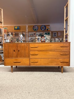 Credenza / comò in teak del 1960, forse di metà secolo moderno, con maniglia scolpita