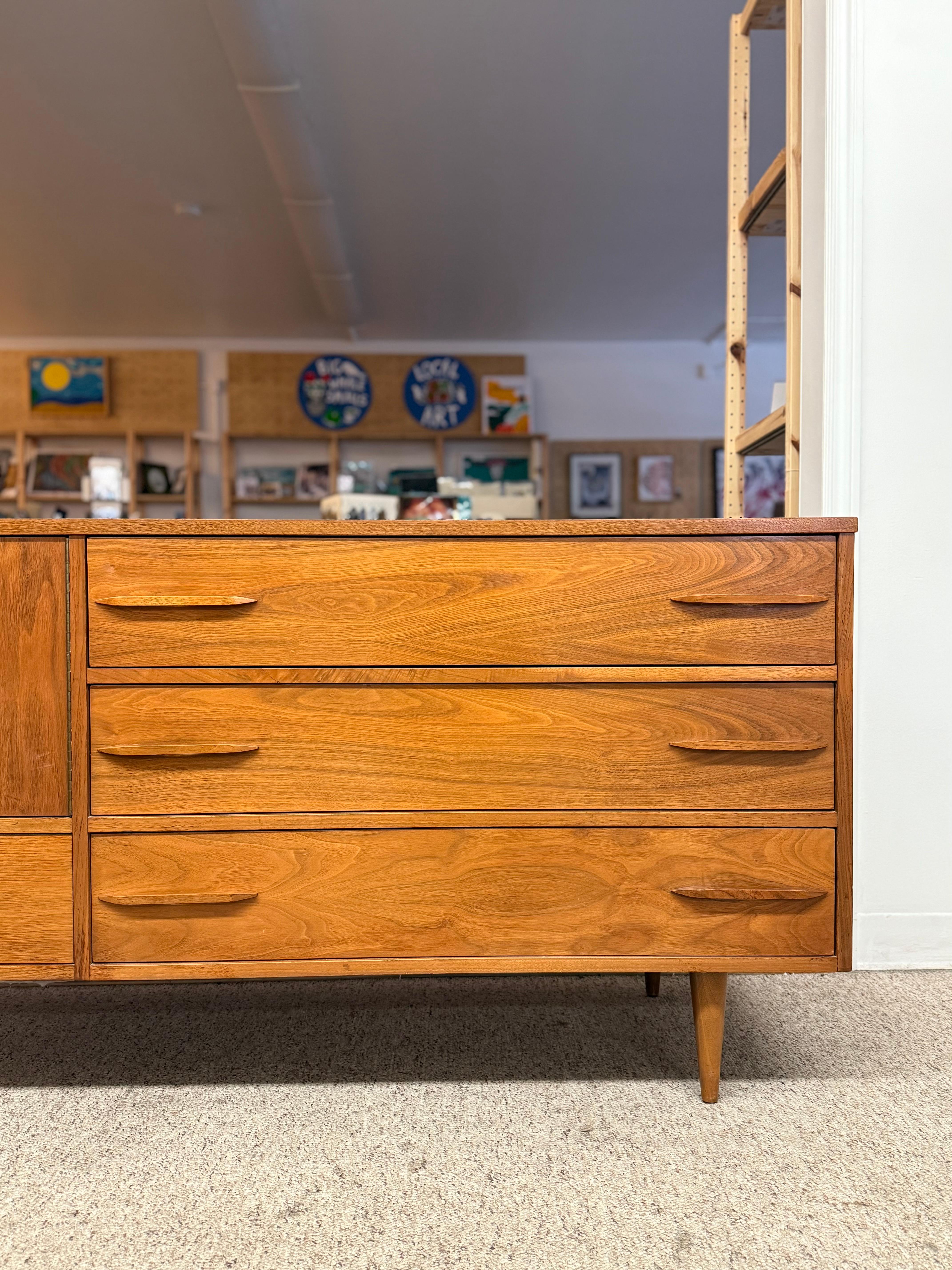 Mid-Century moderno Credenza / comò in teak del 1960, forse di metà secolo moderno, con maniglia scolpita in vendita