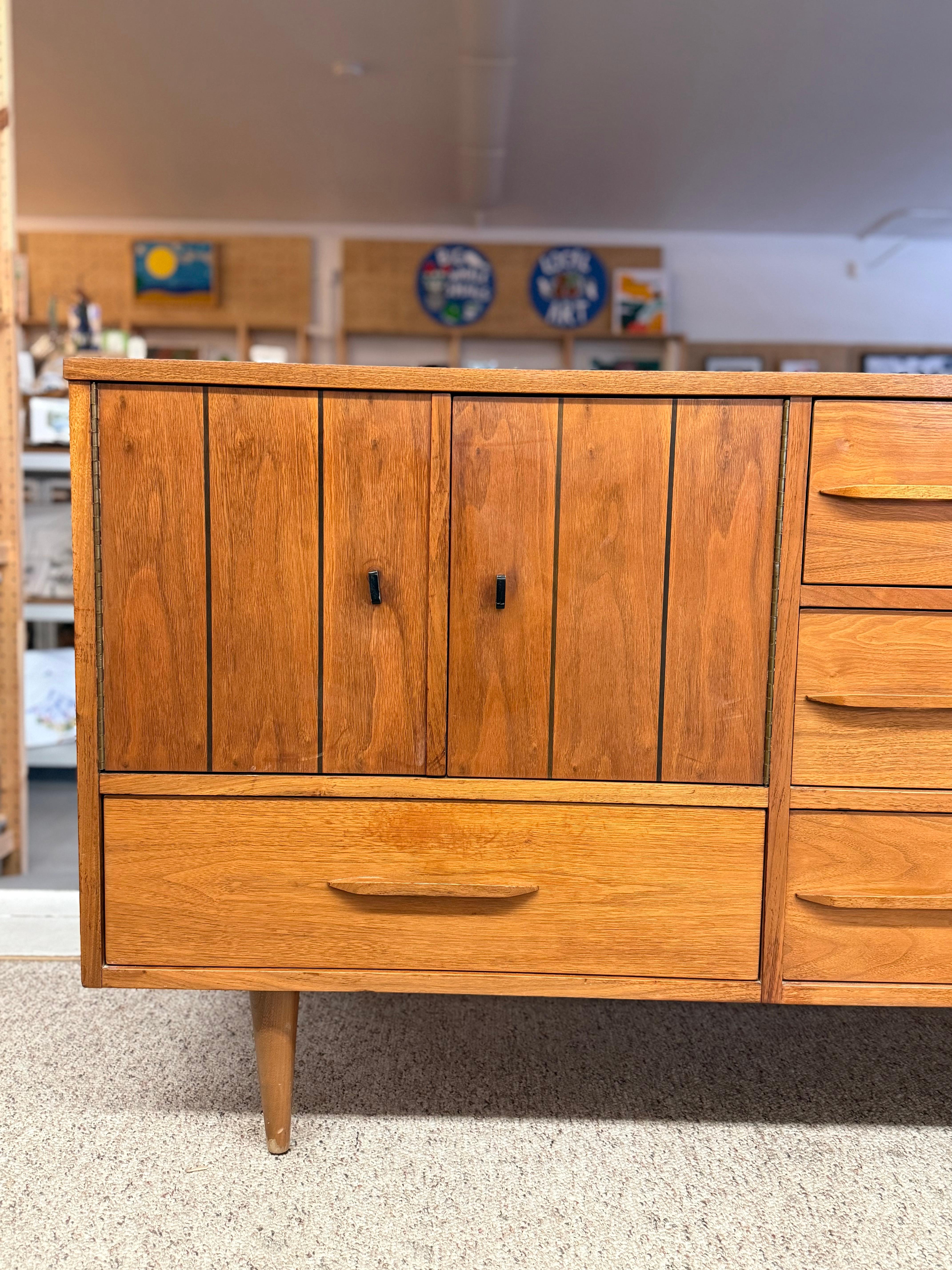 Credenza / comò in teak del 1960, forse di metà secolo moderno, con maniglia scolpita In condizioni buone in vendita a Seattle, WA