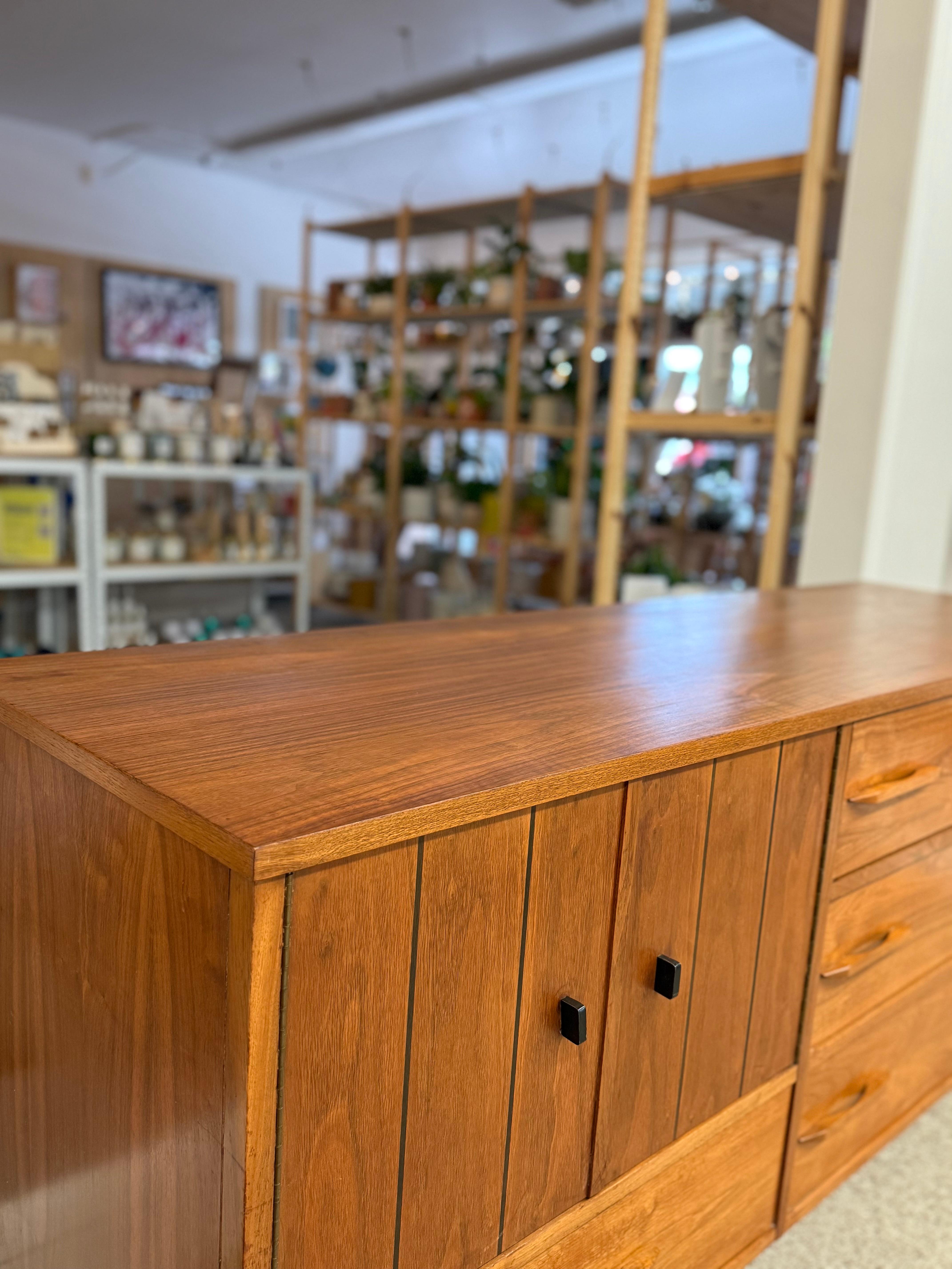 Metà XX secolo Credenza / comò in teak del 1960, forse di metà secolo moderno, con maniglia scolpita in vendita