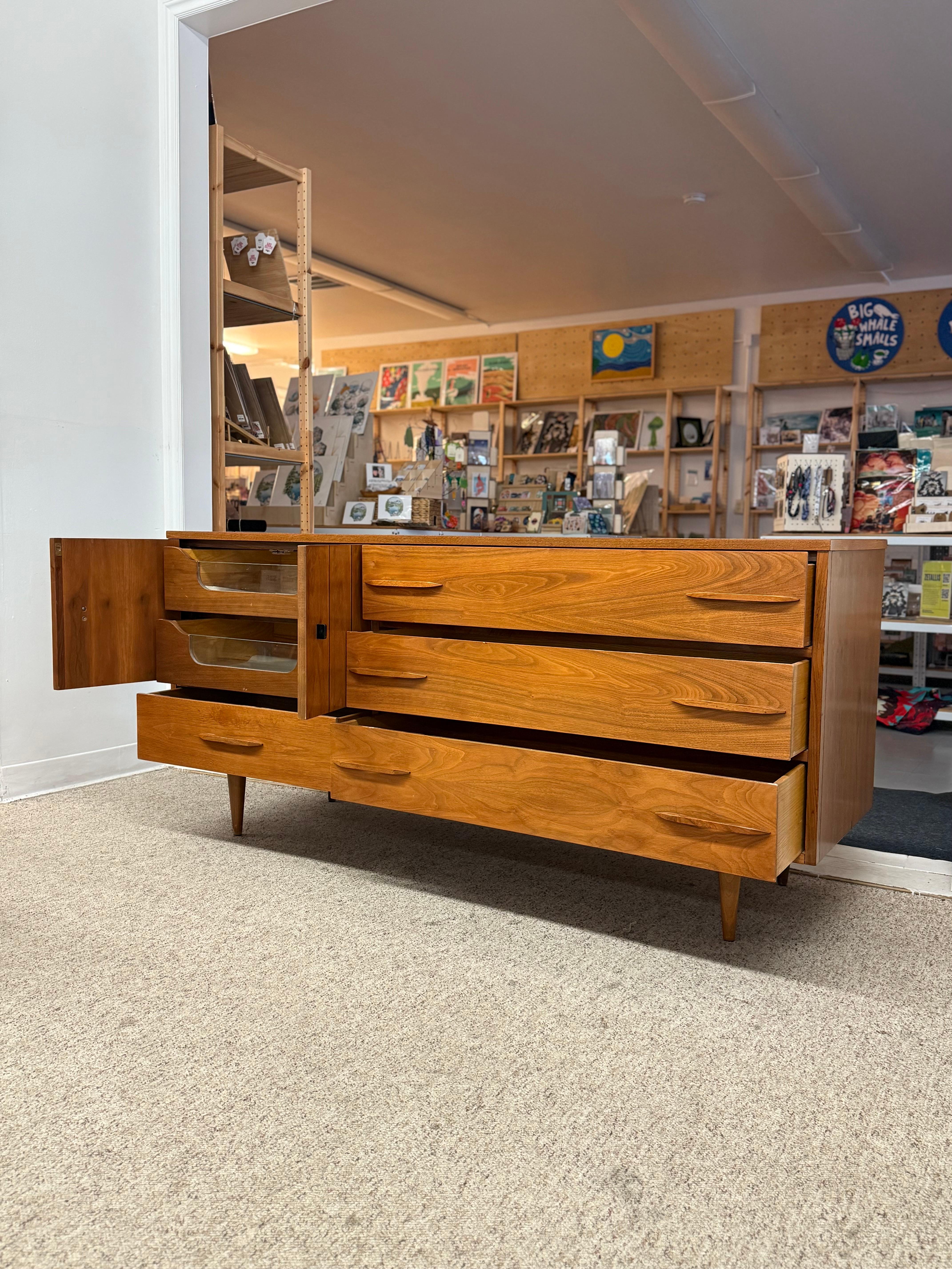 Teak Credenza / comò in teak del 1960, forse di metà secolo moderno, con maniglia scolpita in vendita