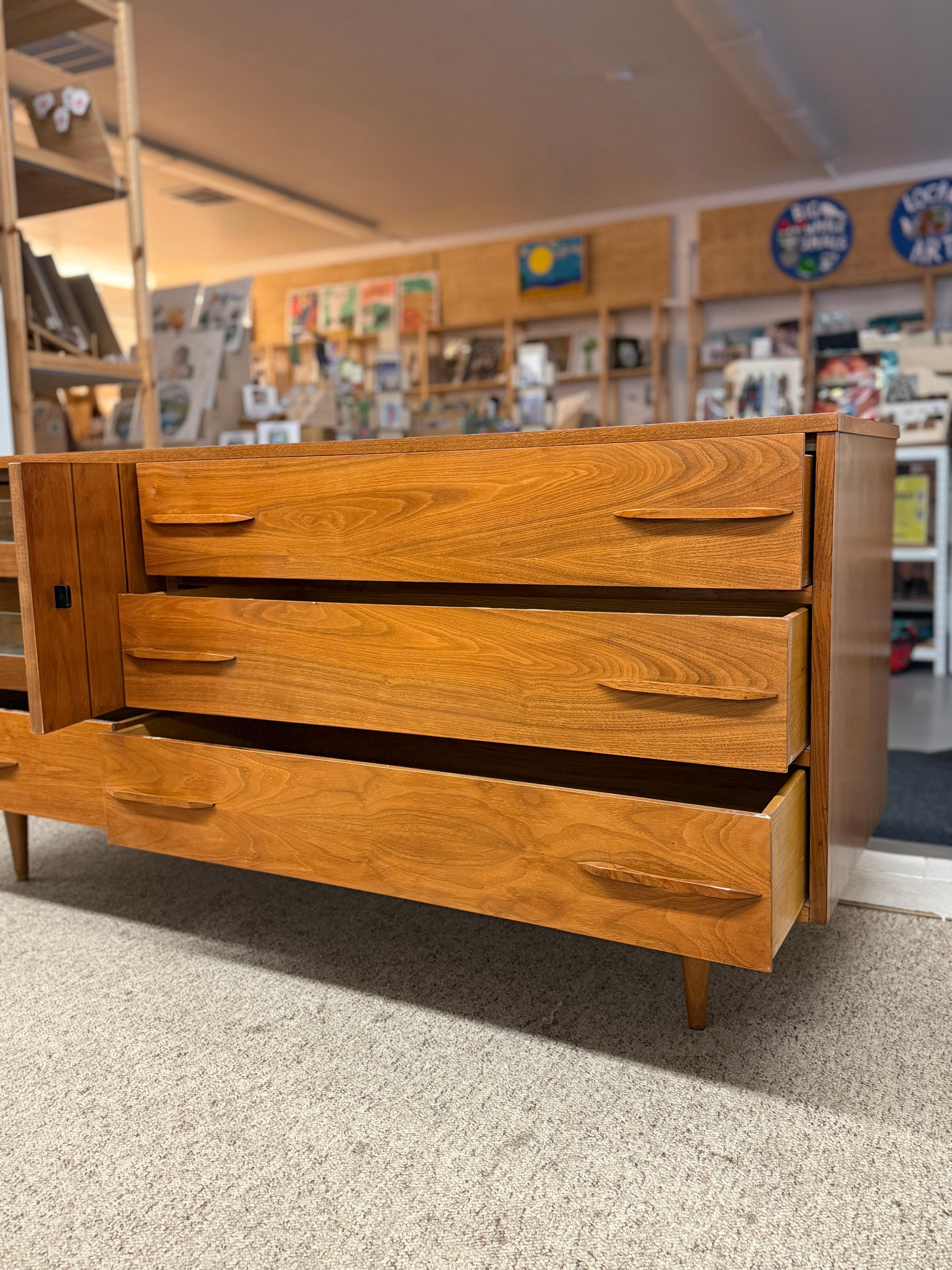 Credenza / comò in teak del 1960, forse di metà secolo moderno, con maniglia scolpita in vendita 1