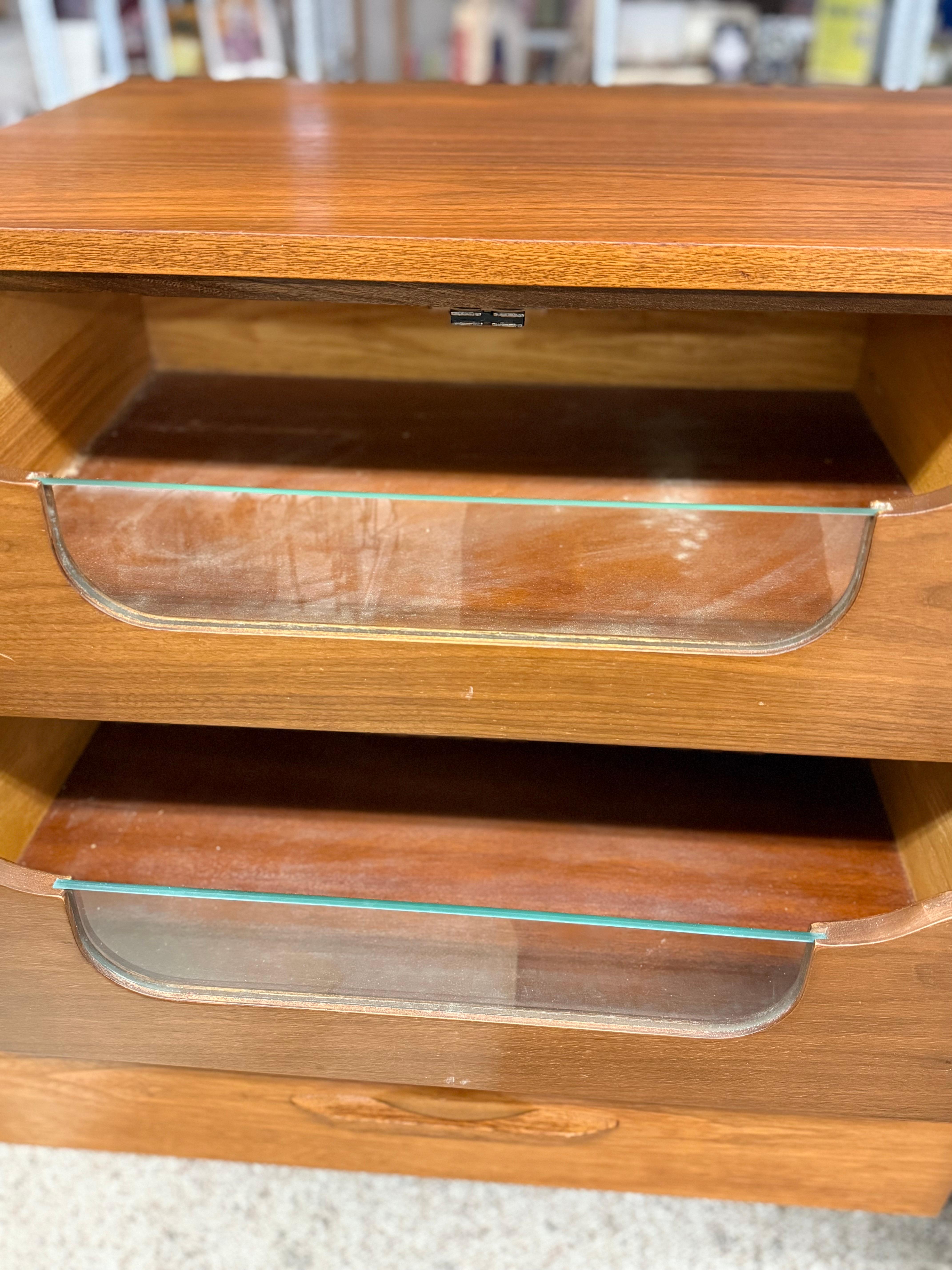 Credenza / comò in teak del 1960, forse di metà secolo moderno, con maniglia scolpita in vendita 2