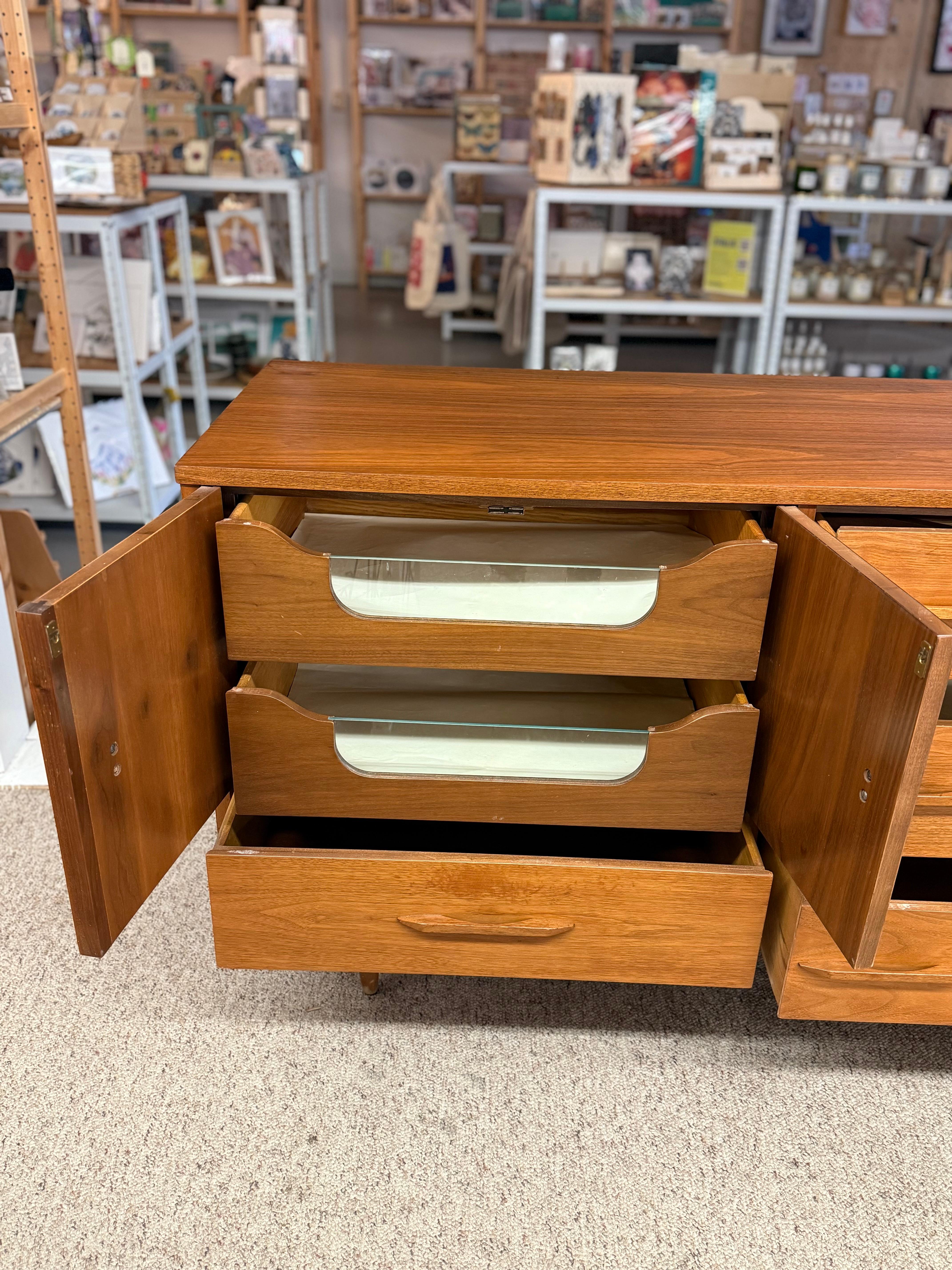Credenza / comò in teak del 1960, forse di metà secolo moderno, con maniglia scolpita in vendita 3