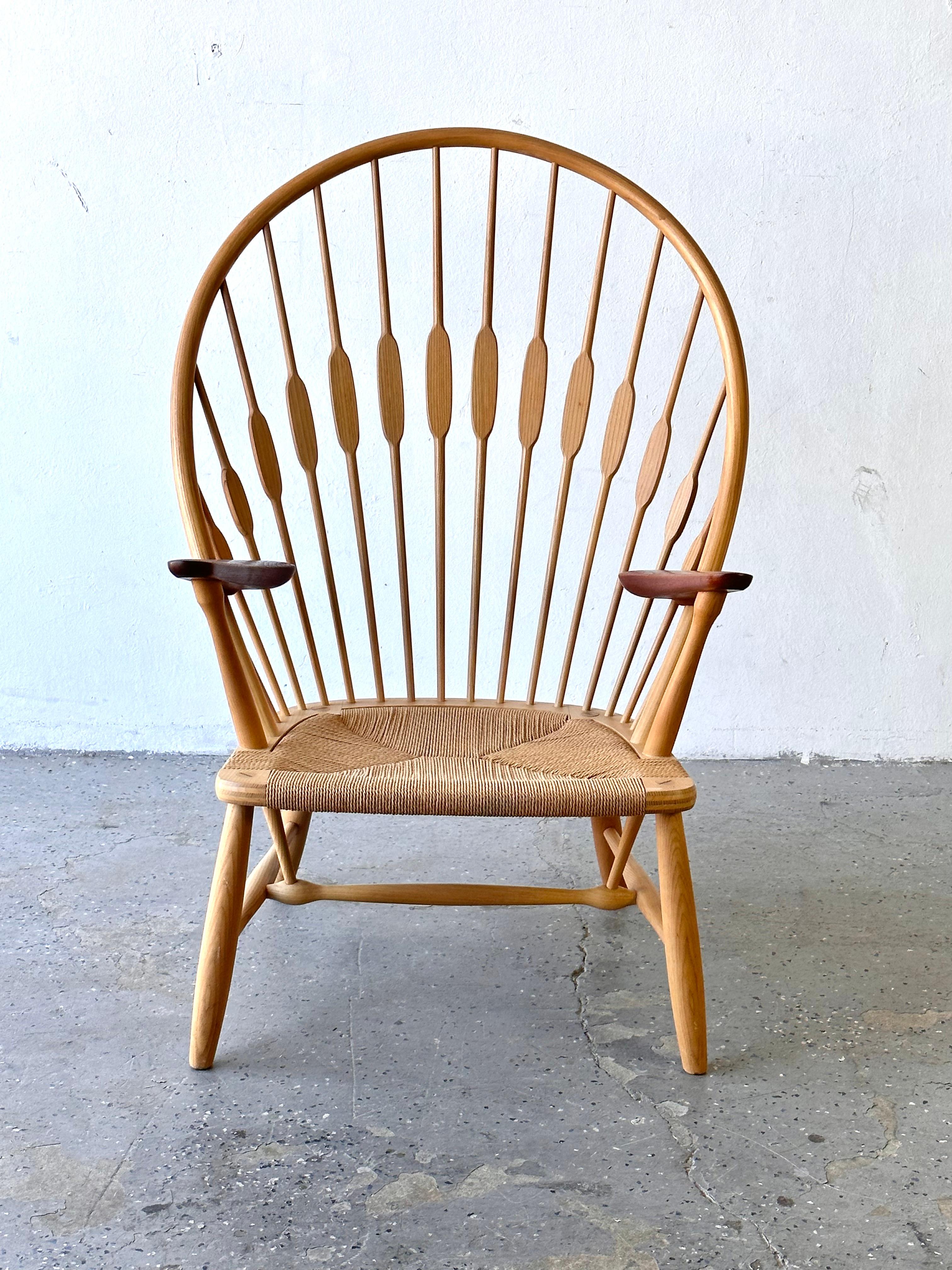 Milieu du XXe siècle 1960s Mid-Century Modern PP550 ' Peacock Chair by  Hans Wegner pour Johannes Hans en vente