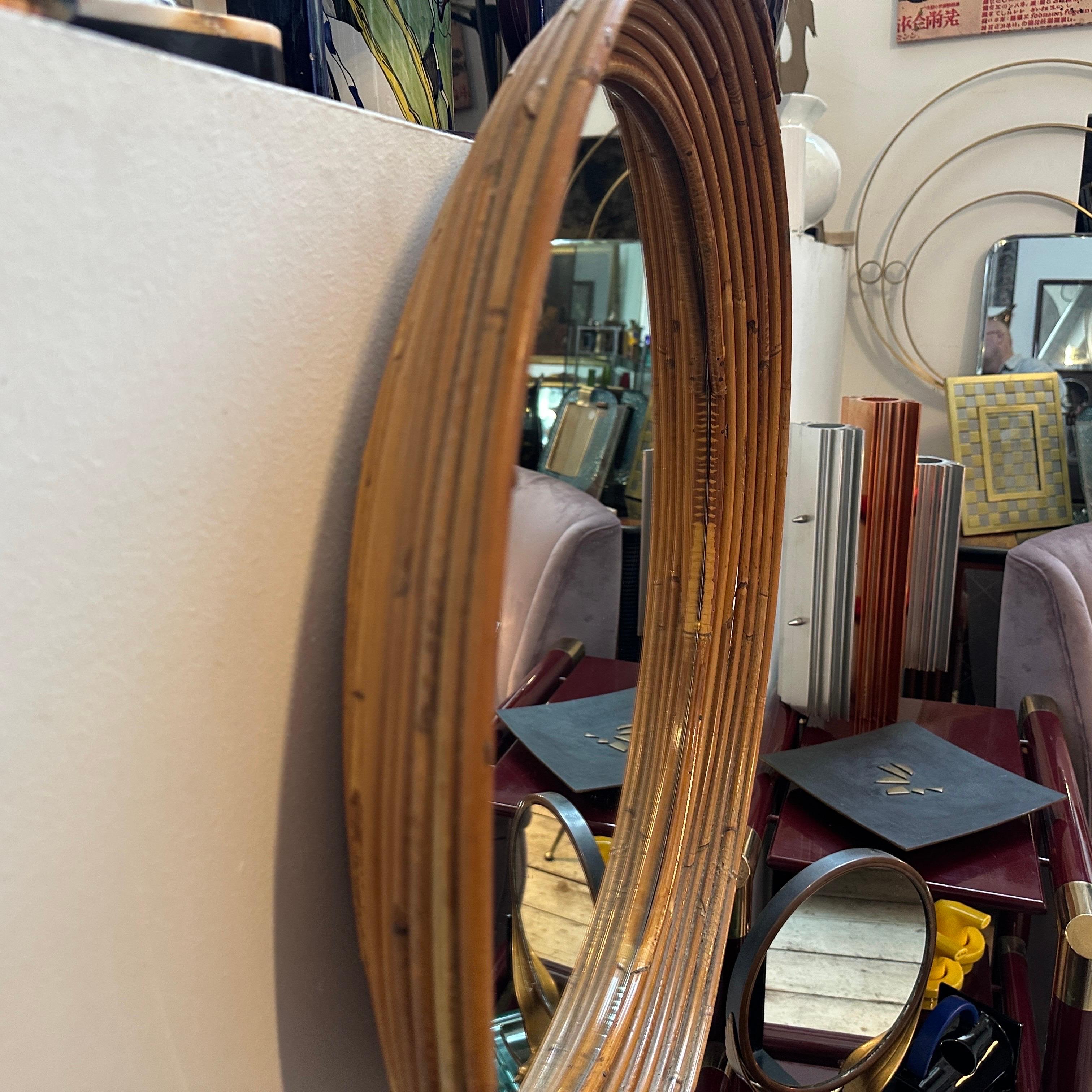Specchio da parete italiano rotondo con cornice in rattan, anni '60, metà del secolo scorso in vendita 4