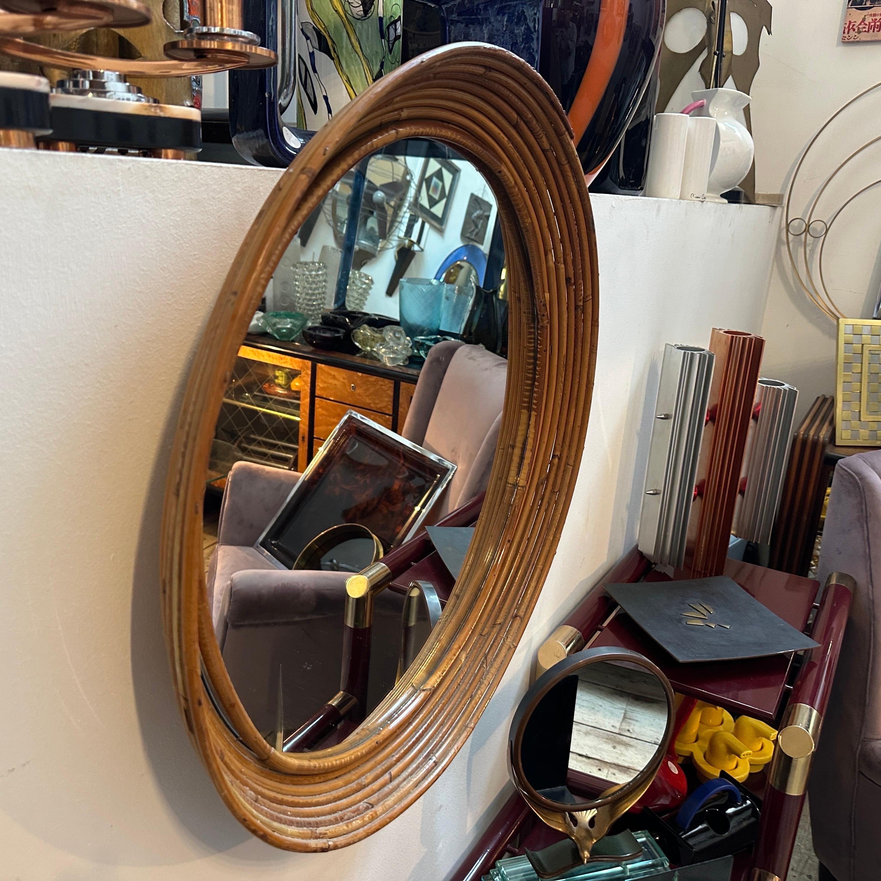 Incantevole specchio da parete rotondo italiano della metà del secolo scorso con cornice in rattan
Ti presentiamo un affascinante pezzo di design italiano degli anni '60: uno specchio da parete rotondo e distintivo del Mid-Century Modern. Questo