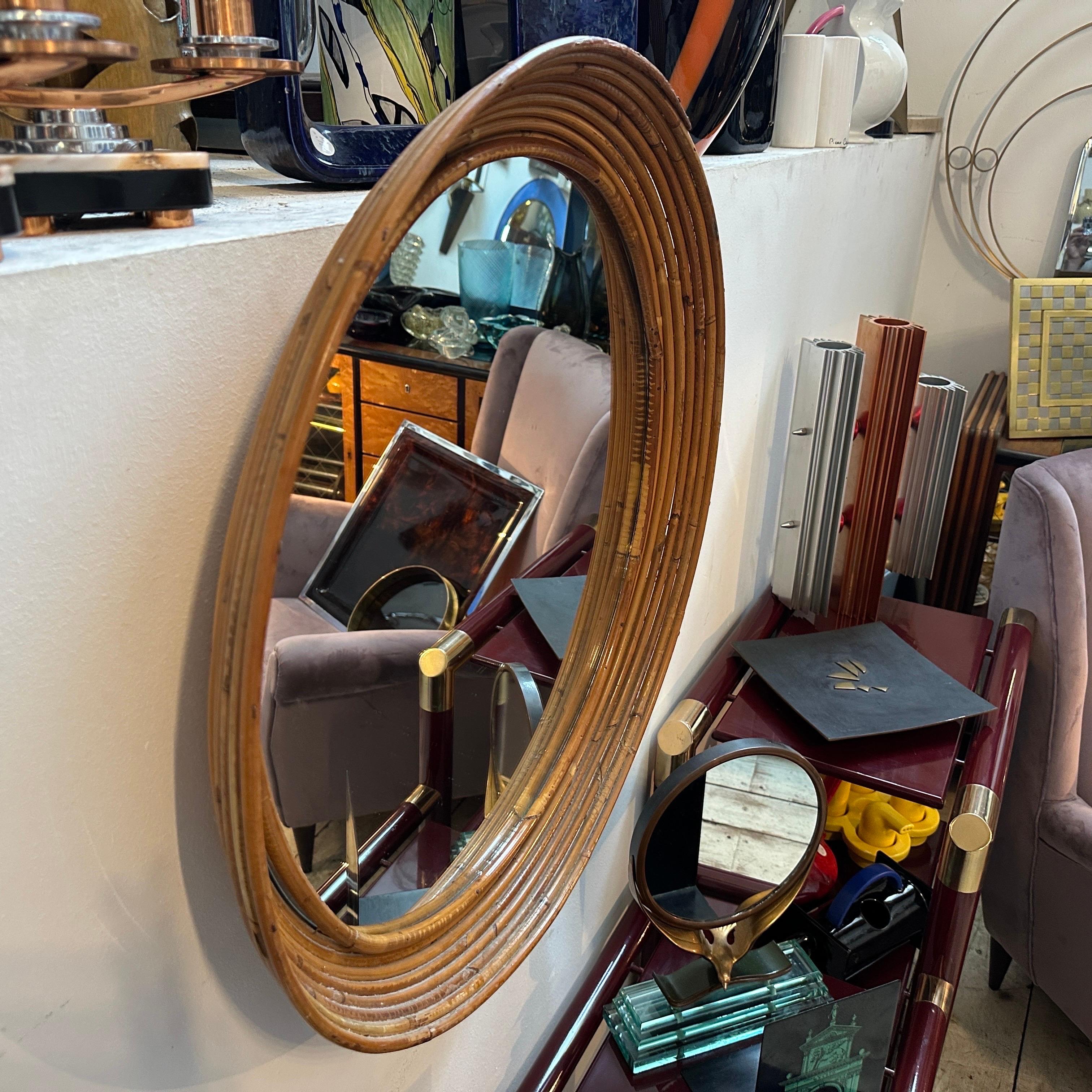 Mid-Century moderno Specchio da parete italiano rotondo con cornice in rattan, anni '60, metà del secolo scorso in vendita