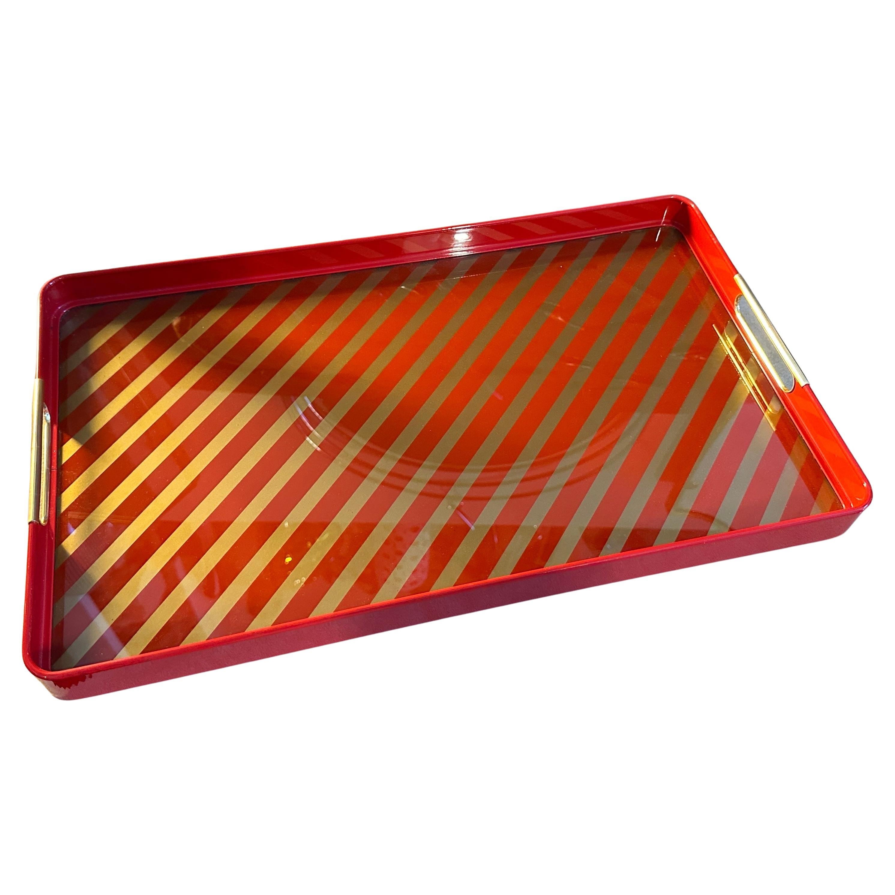 Bandeja rectangular para servir diseñada y fabricada en Italia en los años sesenta por MB Italy, está en perfecto estado y etiquetada en la parte inferior.
La bandeja está fabricada en metal resistente que proporciona durabilidad a la vez que