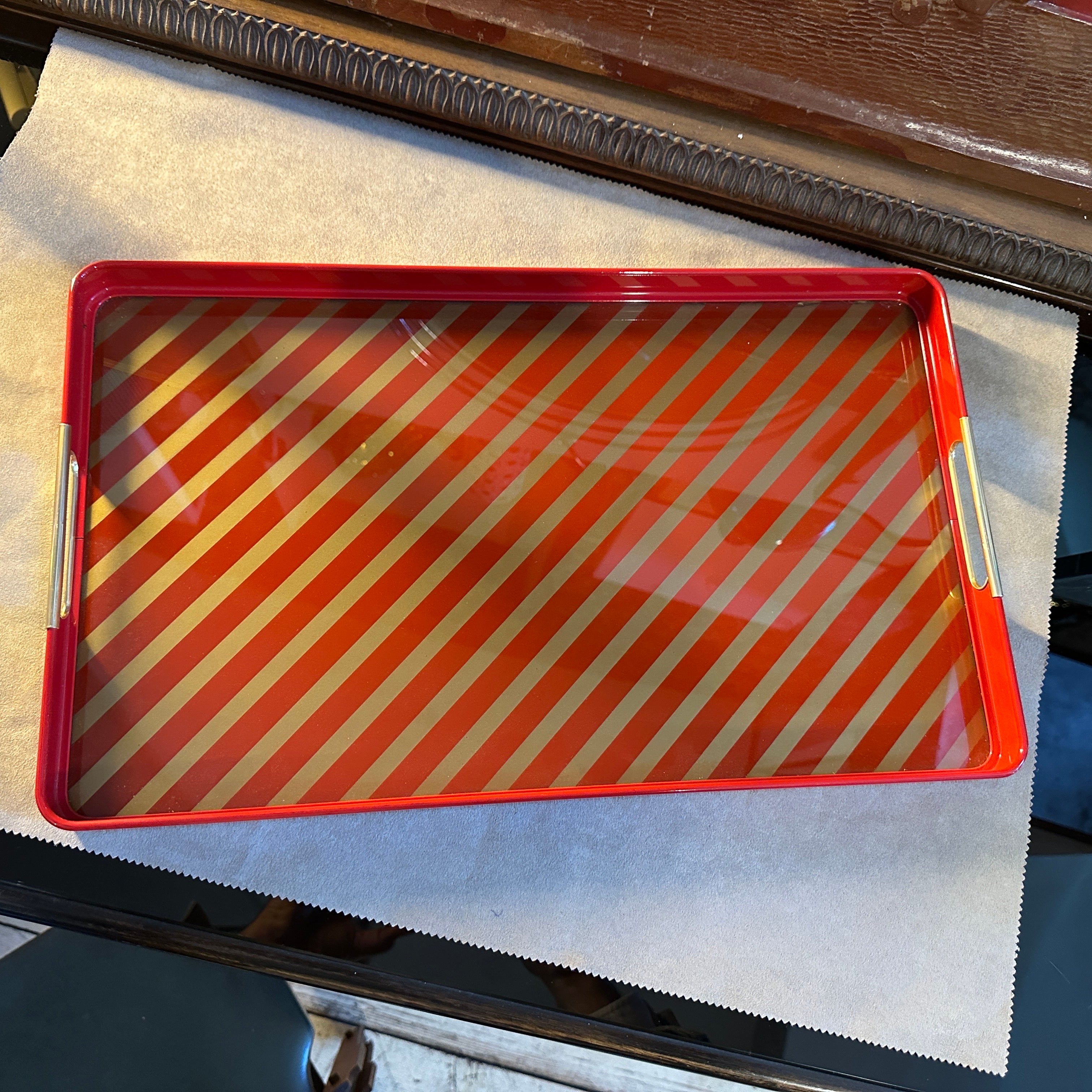 Bandeja italiana rectangular de metal pintado de rojo y dorado, moderna de mediados de siglo de 1960 Moderno de mediados de siglo en venta