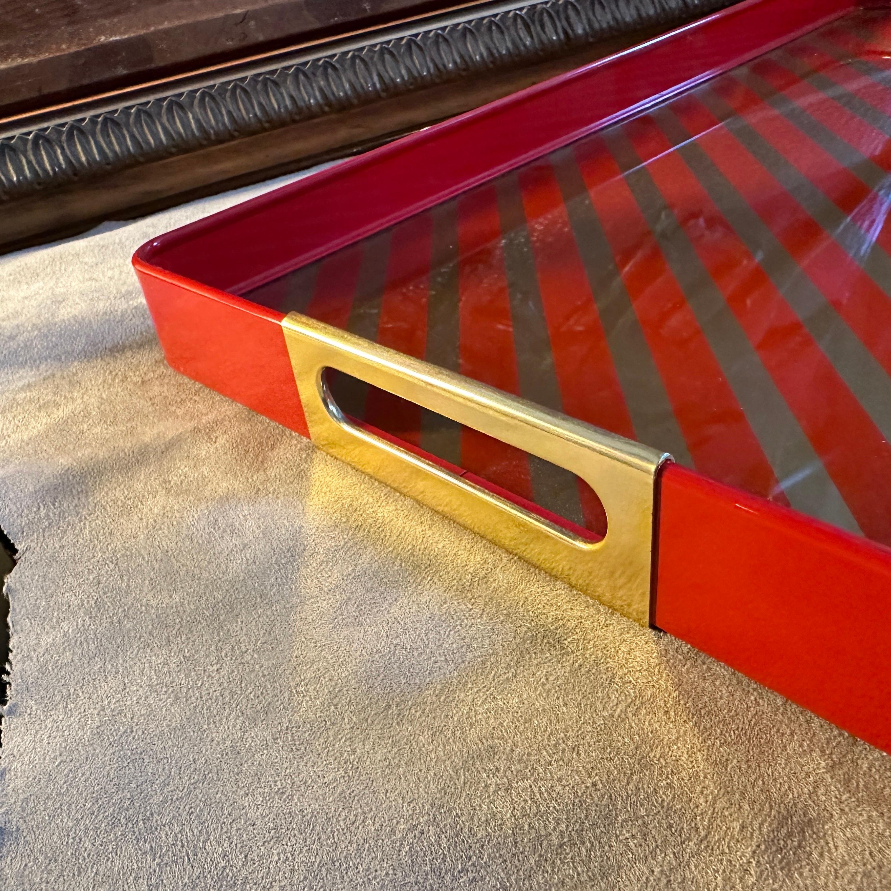 Bandeja italiana rectangular de metal pintado de rojo y dorado, moderna de mediados de siglo de 1960 Italiano en venta