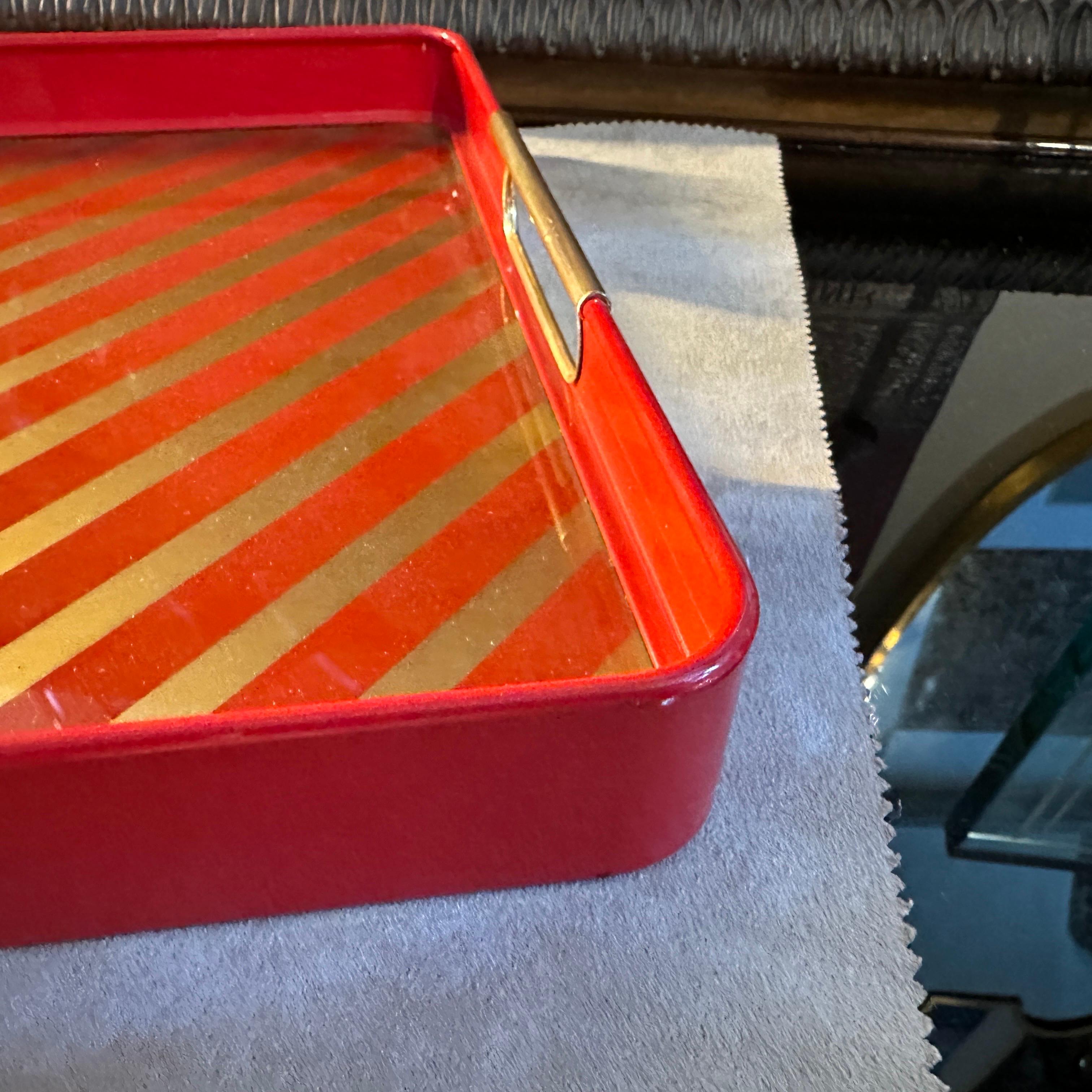 Bandeja italiana rectangular de metal pintado de rojo y dorado, moderna de mediados de siglo de 1960 en Bueno estado para la venta en Aci Castello, IT