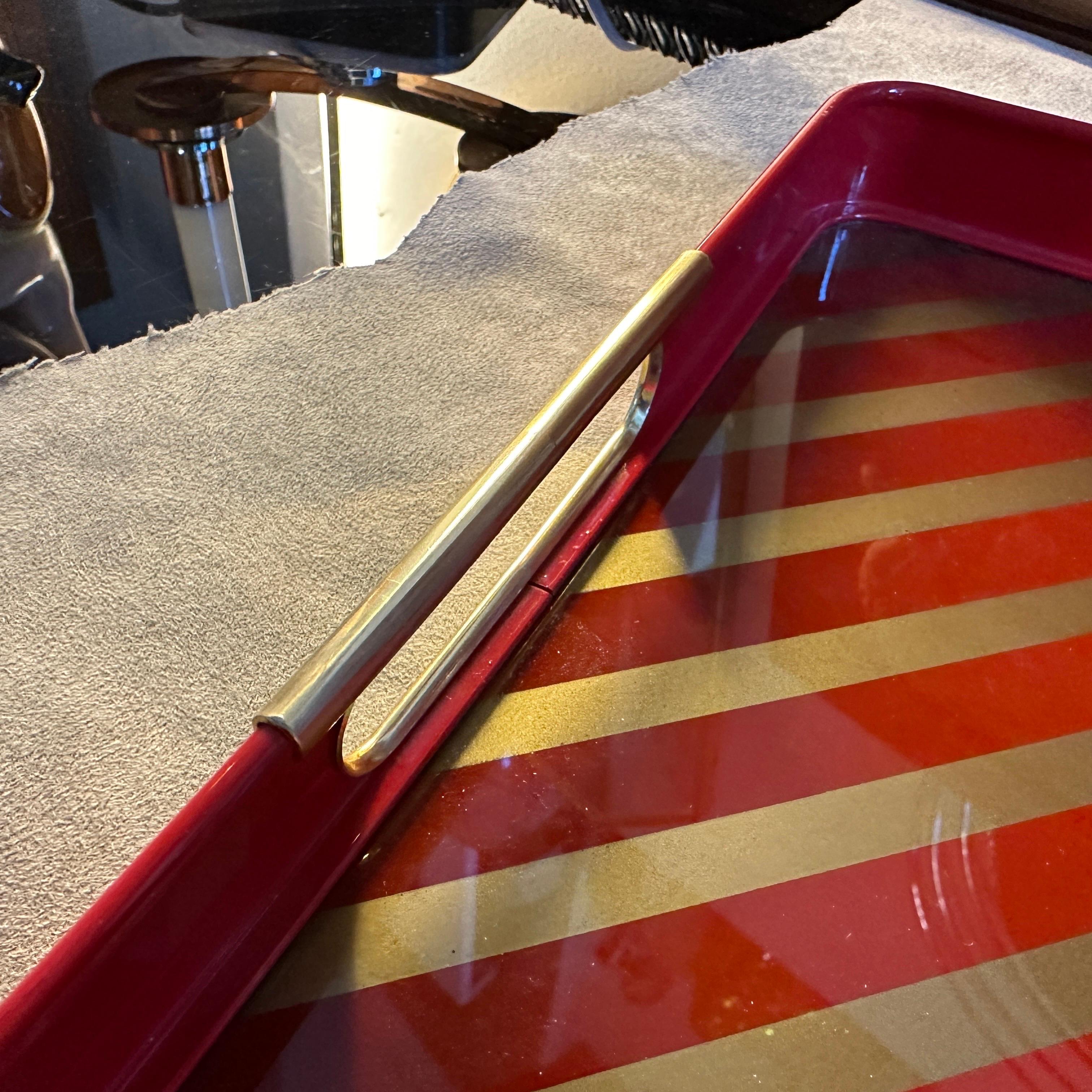 Bandeja italiana rectangular de metal pintado de rojo y dorado, moderna de mediados de siglo de 1960 siglo XX en venta