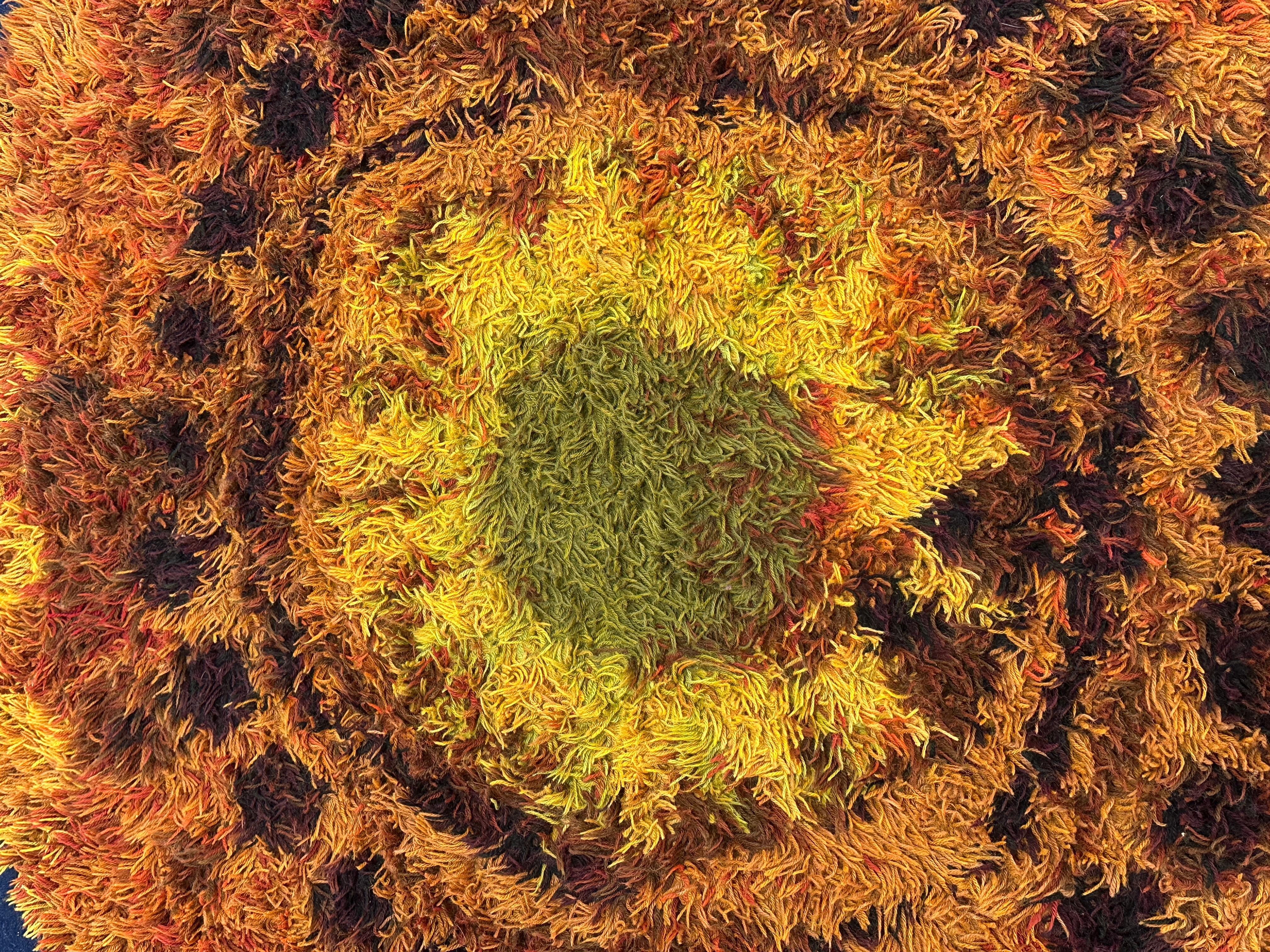 1960s Mid Century Modern Retro English Circular Shagpile Rya Sun Design Rug For Sale 4