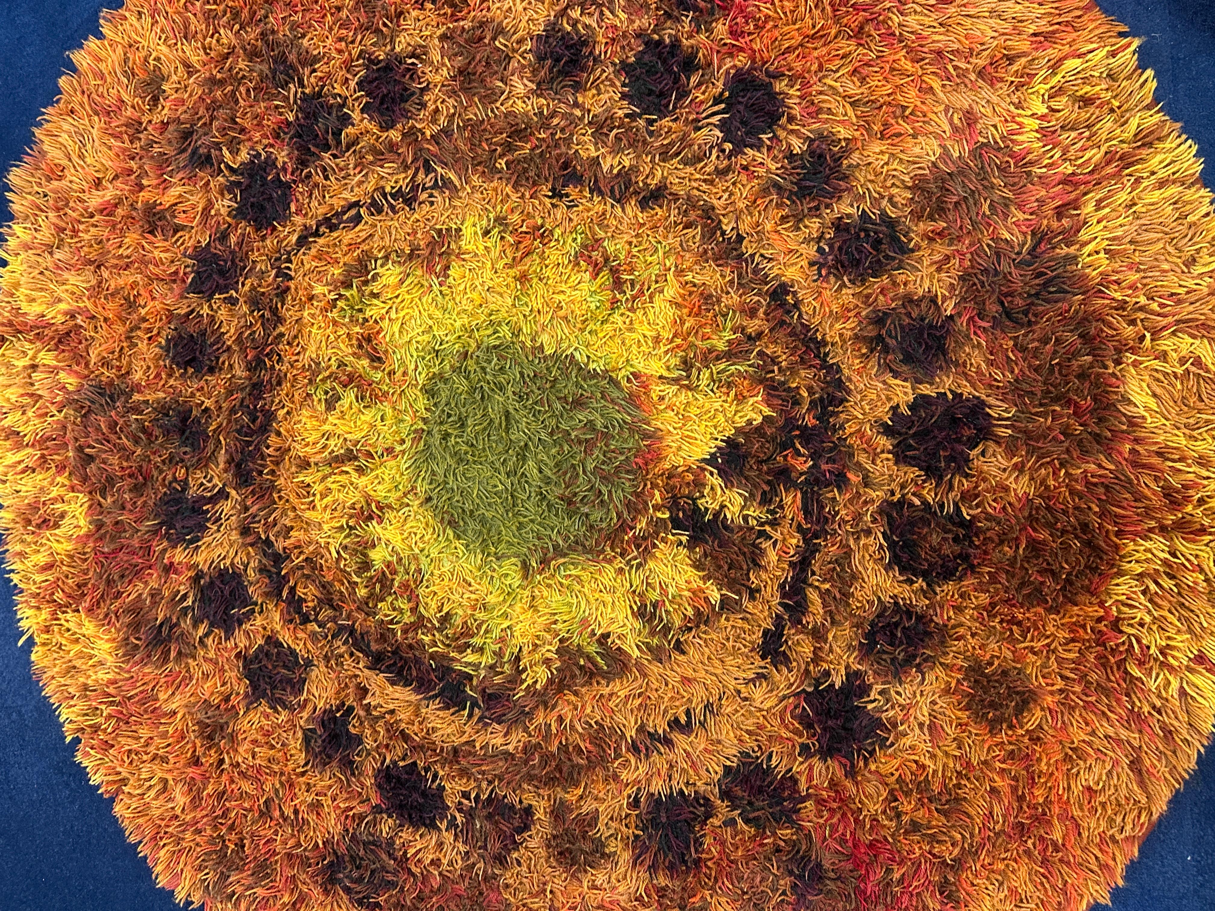 1960s Mid Century Modern Retro English Circular Shagpile Rya Sun Design Rug For Sale 5