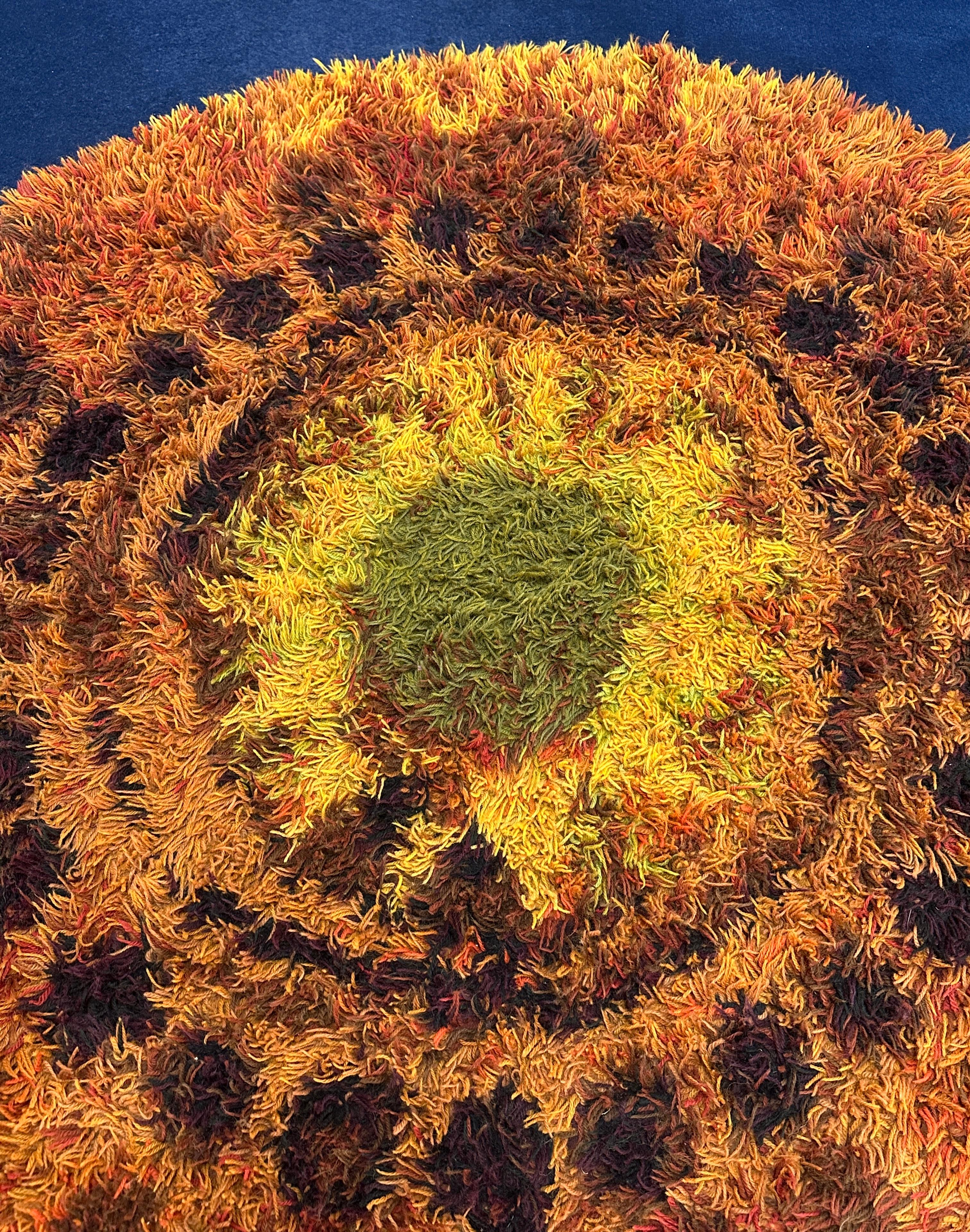 1960s Mid Century Modern Retro English Circular Shagpile Rya Sun Design Rug For Sale 8