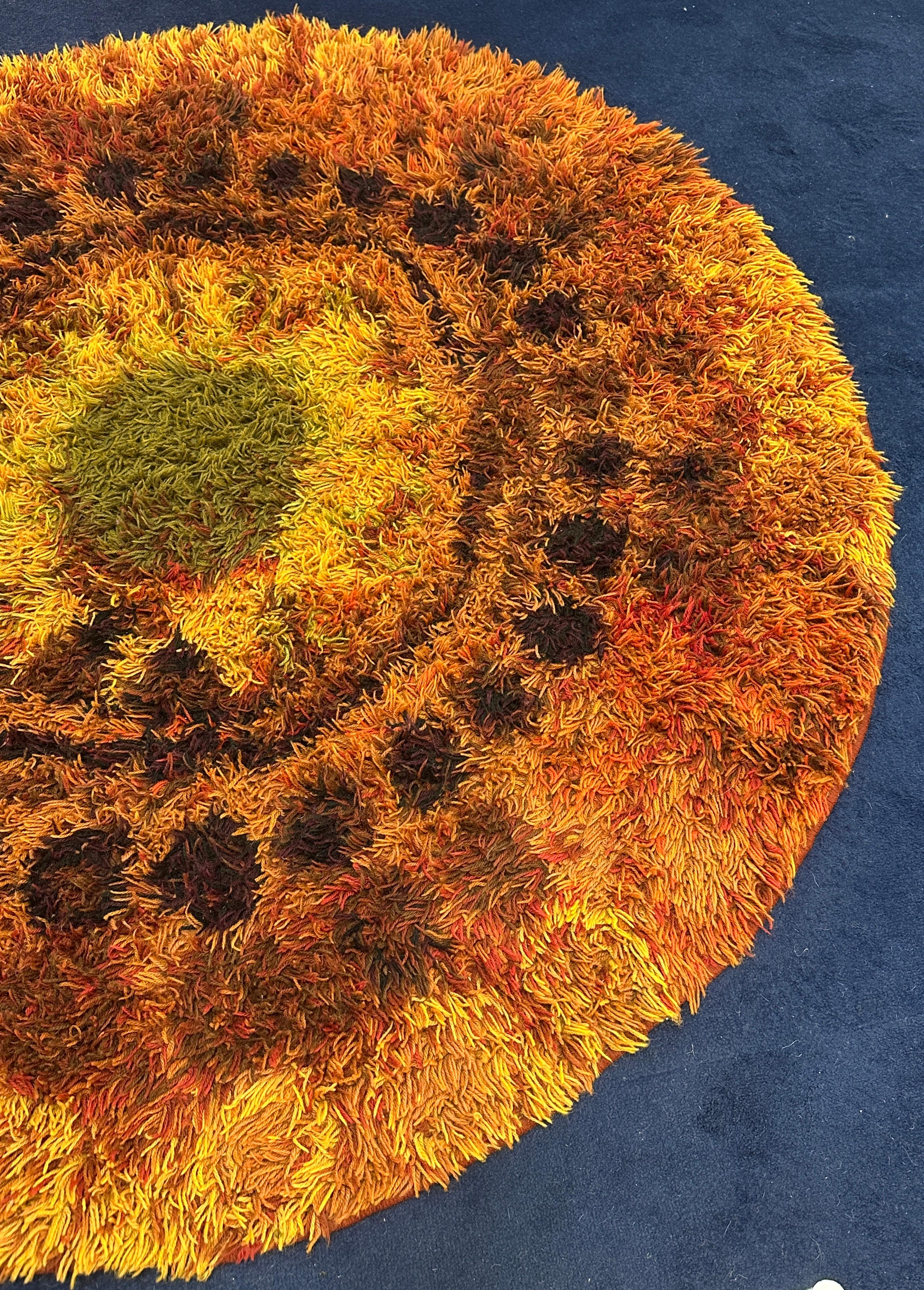 1960s Mid Century Modern Retro English Circular Shagpile Rya Sun Design Rug For Sale 9