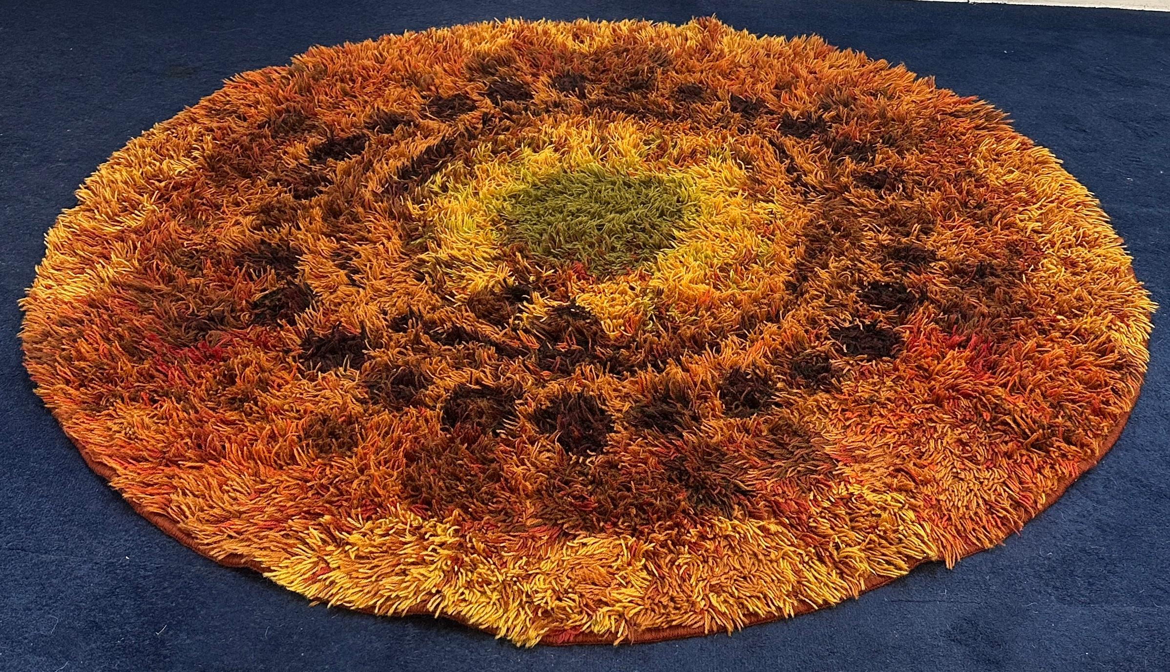 20th Century 1960s Mid Century Modern Retro English Circular Shagpile Rya Sun Design Rug For Sale