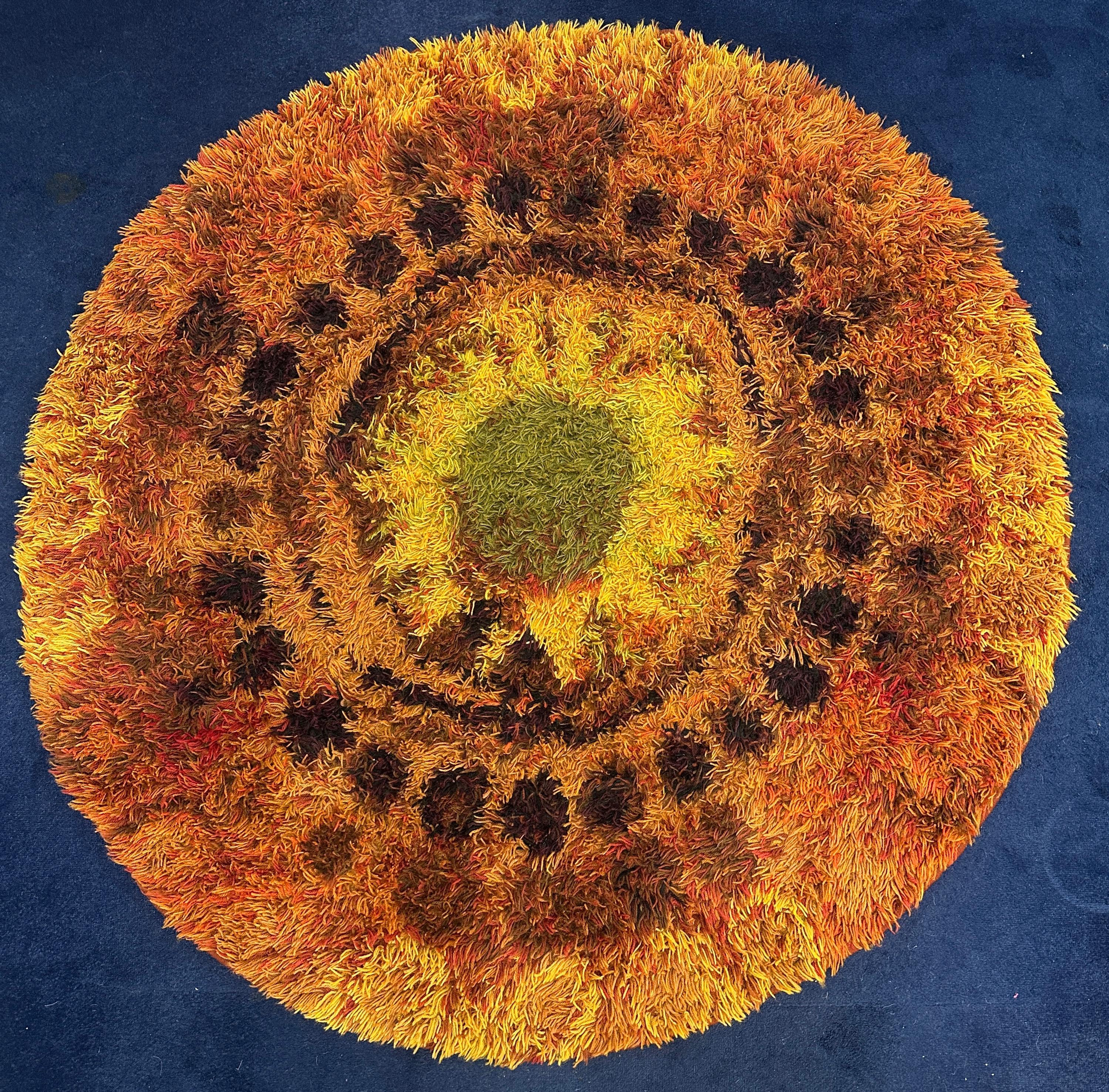 Wool 1960s Mid Century Modern Retro English Circular Shagpile Rya Sun Design Rug For Sale