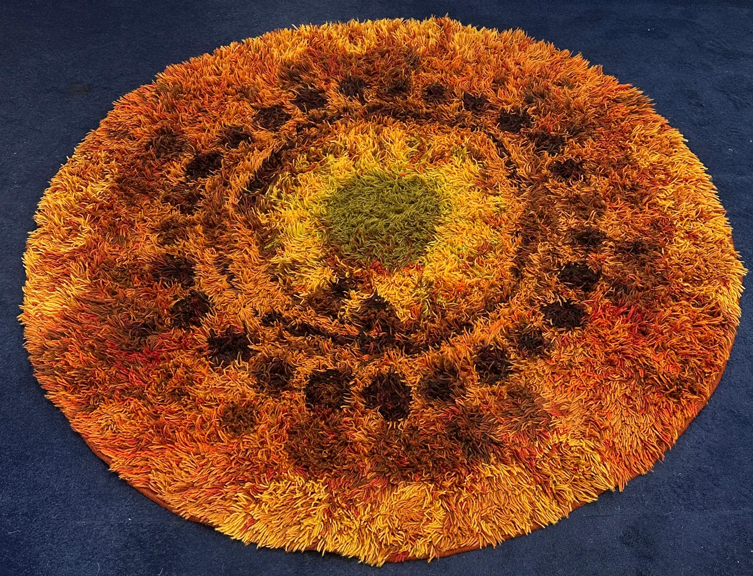 1960s Mid Century Modern Retro English Circular Shagpile Rya Sun Design Rug For Sale 3