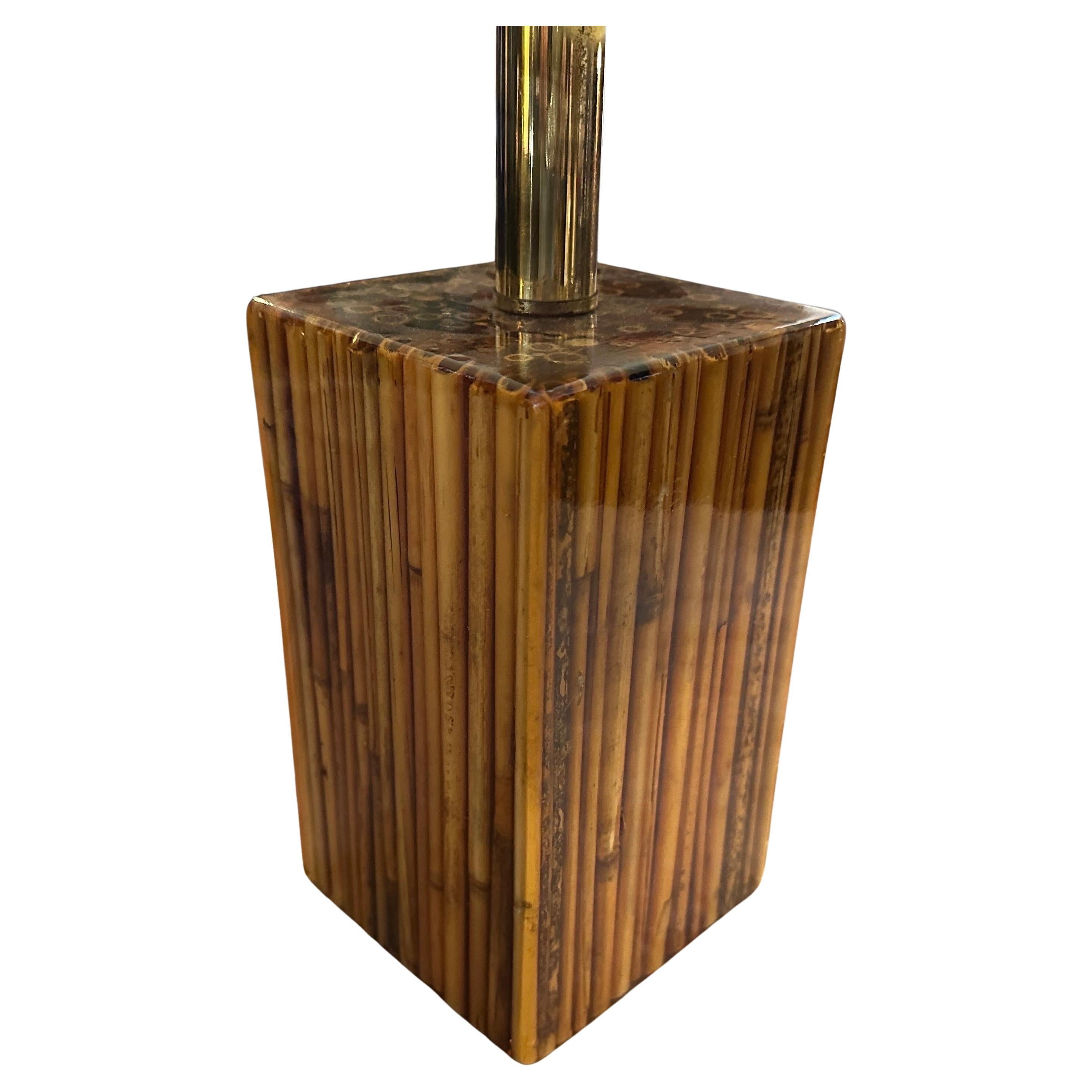 Cette lampe de table italienne moderne du milieu du siècle 1960, conçue par Riccardo Marzi, présente un design unique et élégant. La base de la lampe est fabriquée à partir de bambou encastré dans de la résine, mettant en valeur la beauté naturelle