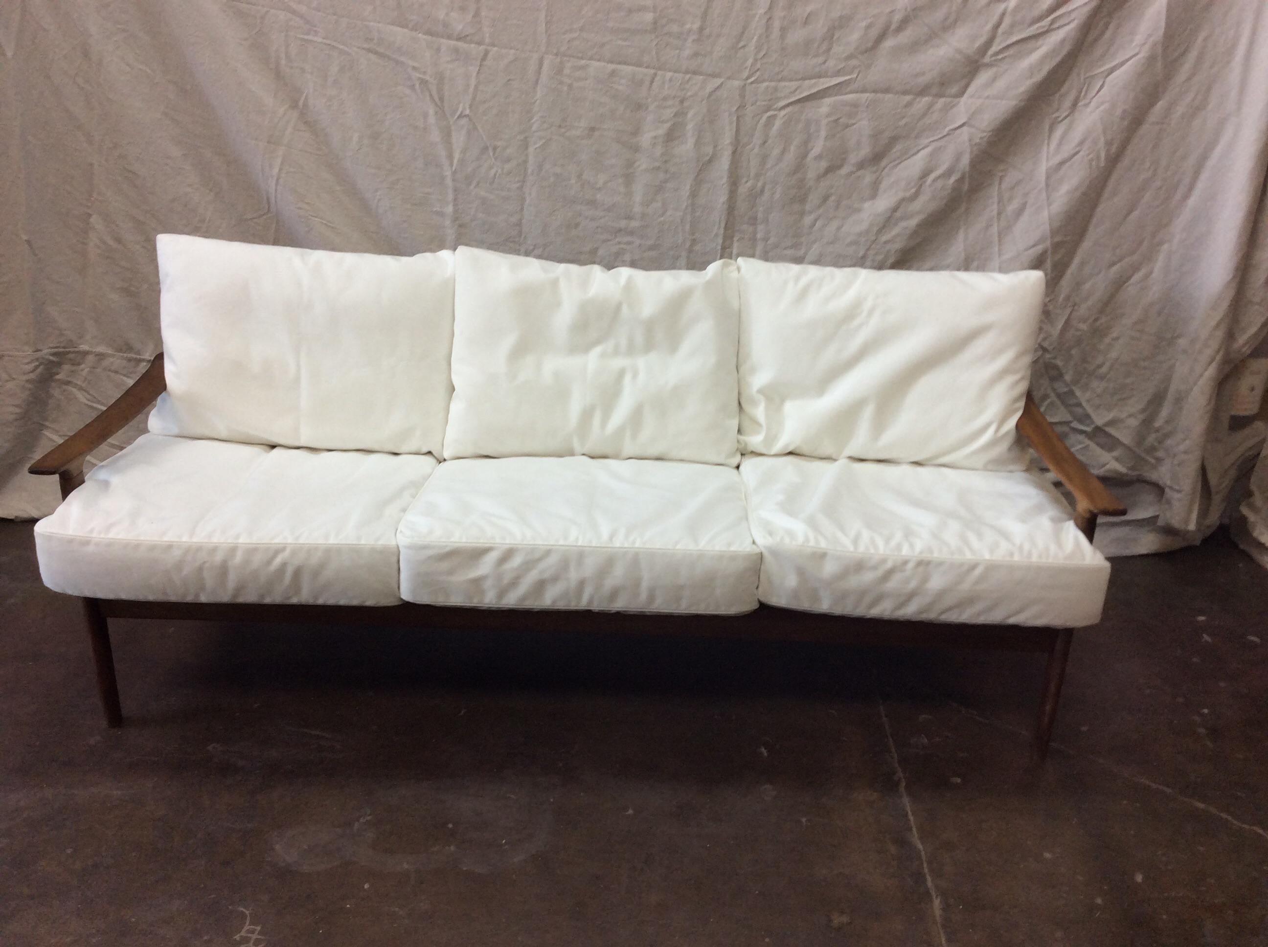 1960s Mid-Century Modern Scandinavian Design Sofa For Sale 8