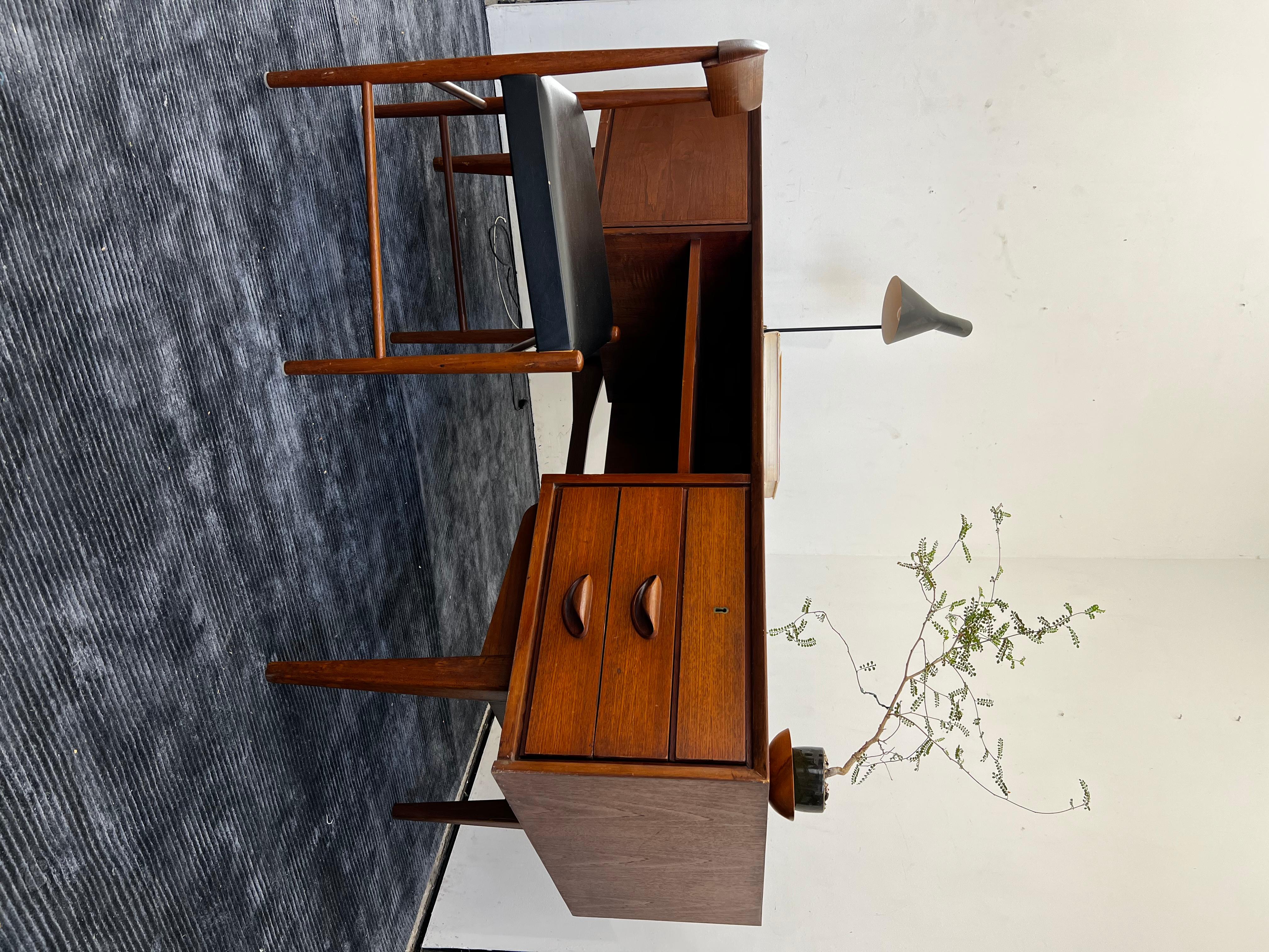 1960’s Mid-Century Modern Scandinavian Executive Teak Desk 5