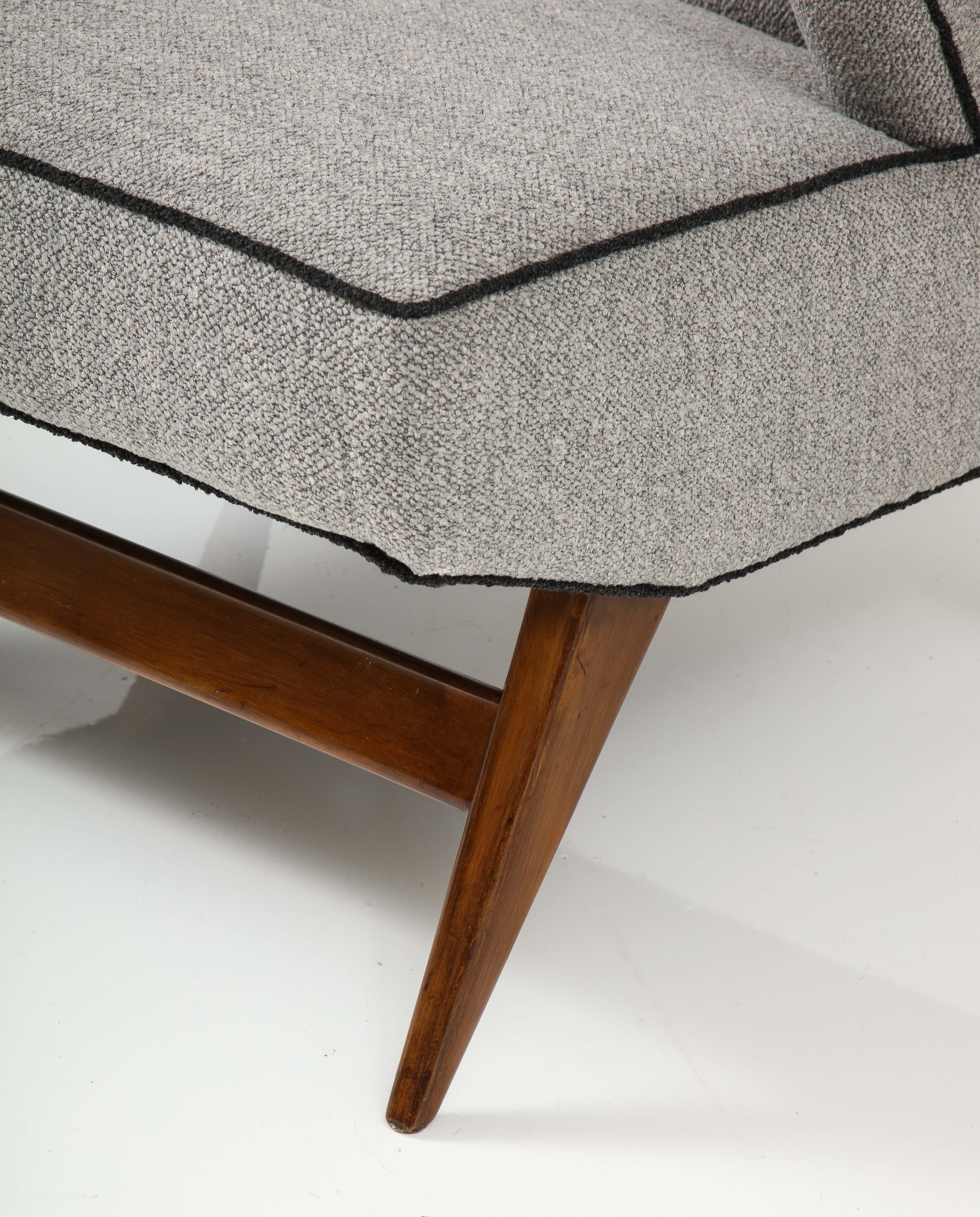 Bellissima coppia di sedie da salotto scultoree moderne degli anni '60 con base in legno di frutta e tessuto bouclé, completamente restaurate e recentemente rivestite in tessuto bouclé, con lievi segni di usura e patina dovuti all'età e all'uso.