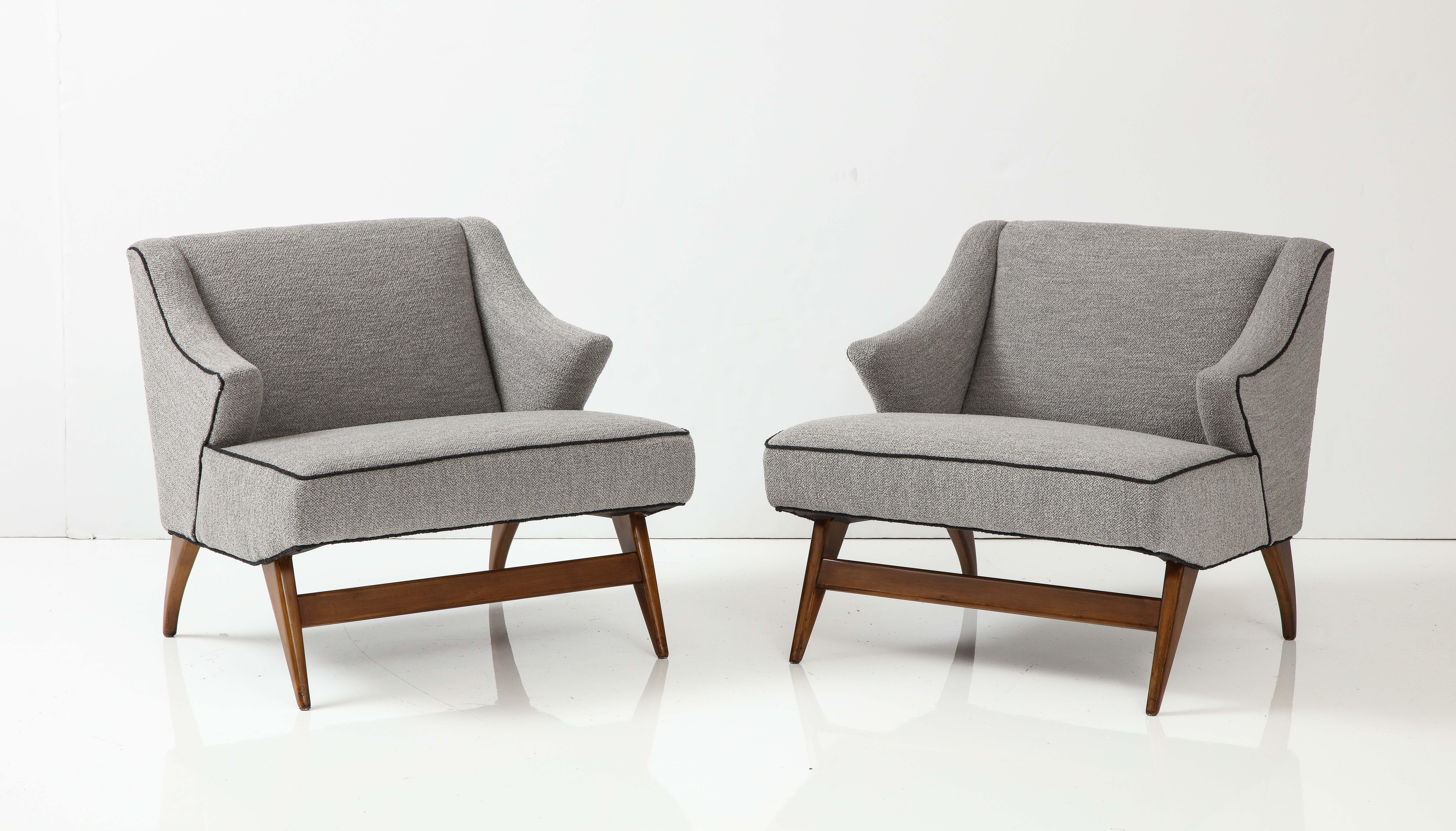 1960s Mid-Century Modern Sculptural Lounge Chairs with Fruit-Wood Base In Good Condition For Sale In New York, NY