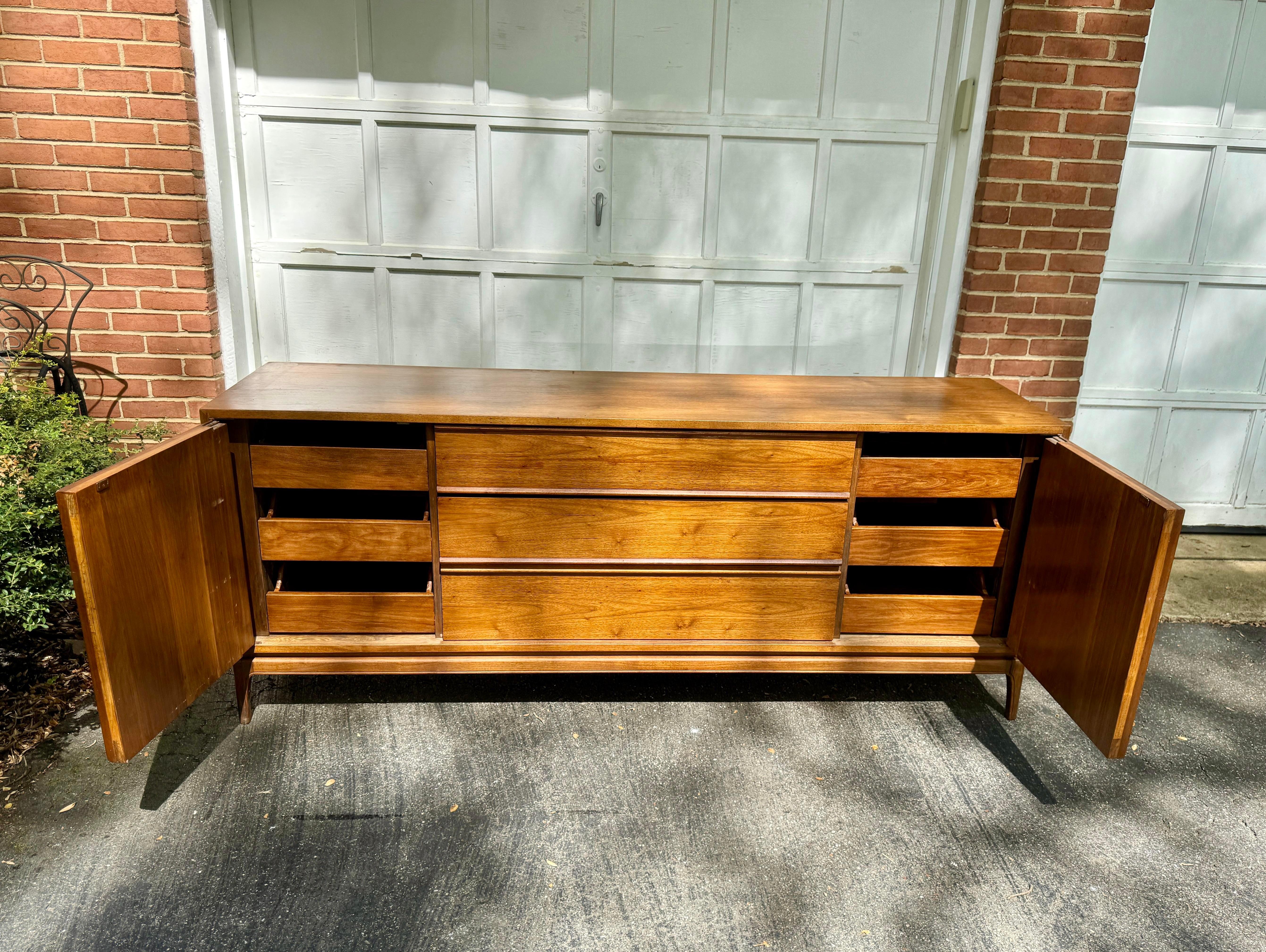 1960er Jahre Mid Century Modern Skulpturale Nussbaum Kommode Credenza (Moderne der Mitte des Jahrhunderts) im Angebot