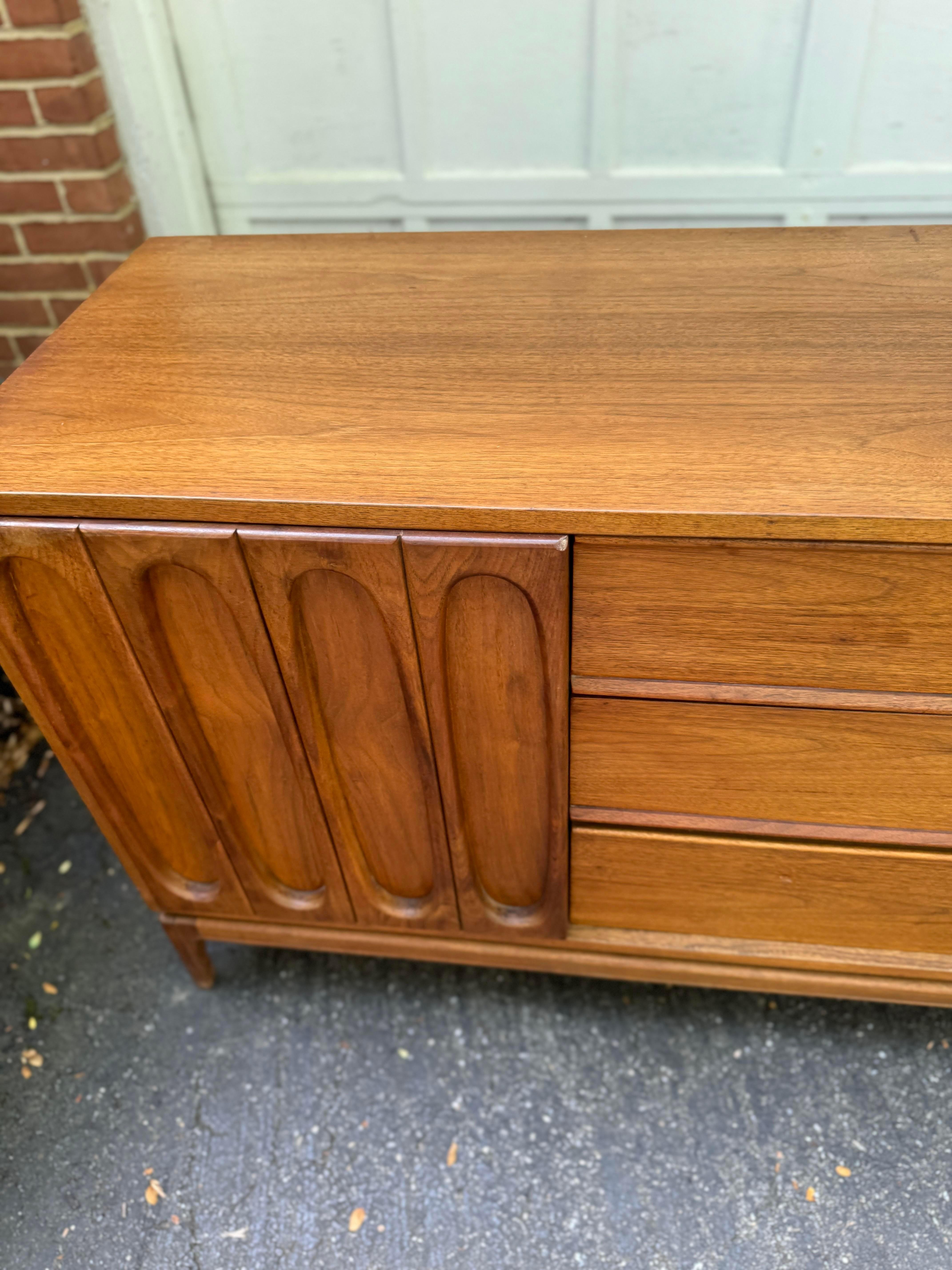 1960er Jahre Mid Century Modern Skulpturale Nussbaum Kommode Credenza (Mitte des 20. Jahrhunderts) im Angebot