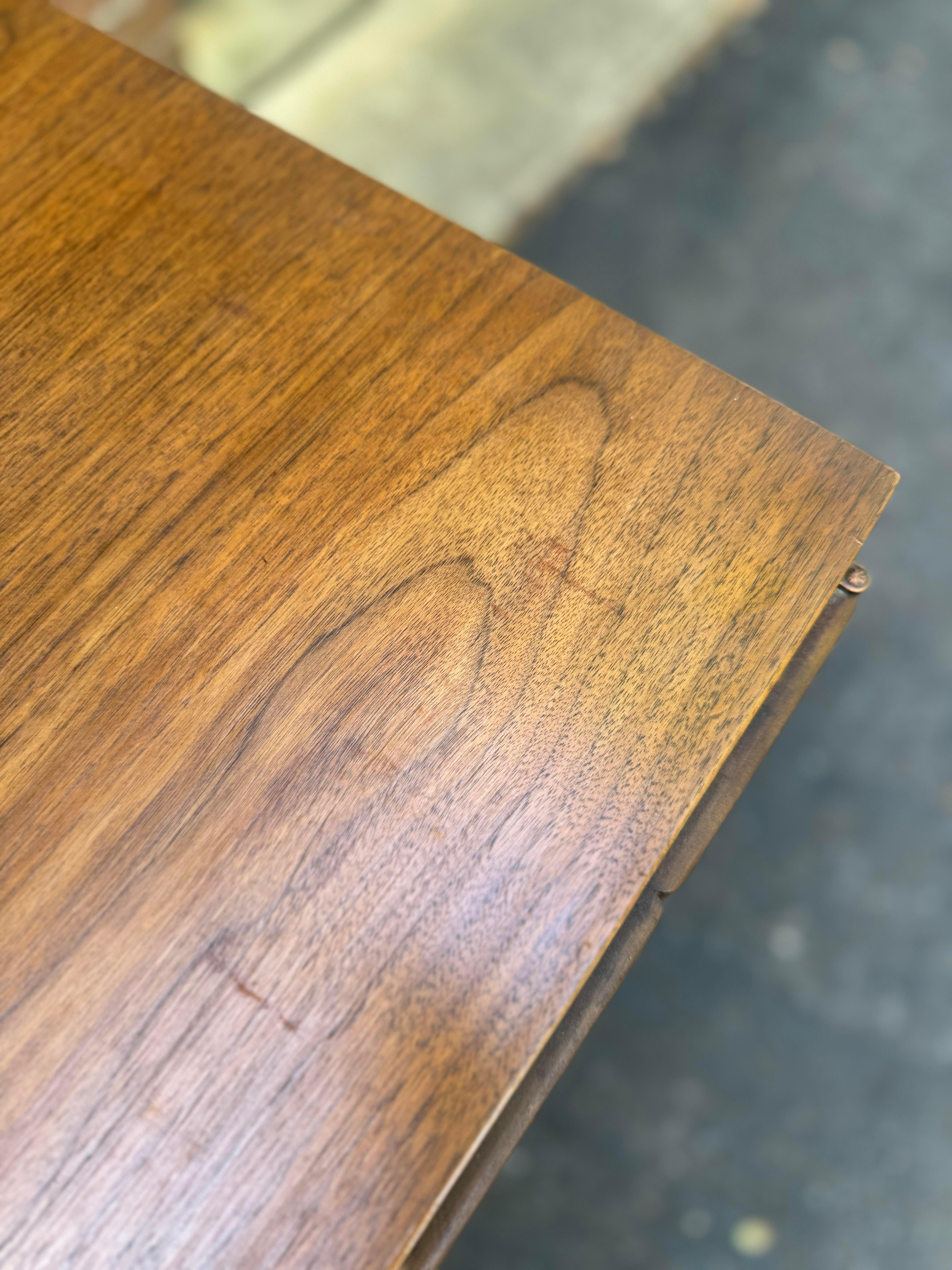 1960er Jahre Mid Century Modern Skulpturale Nussbaum Kommode Credenza im Angebot 1