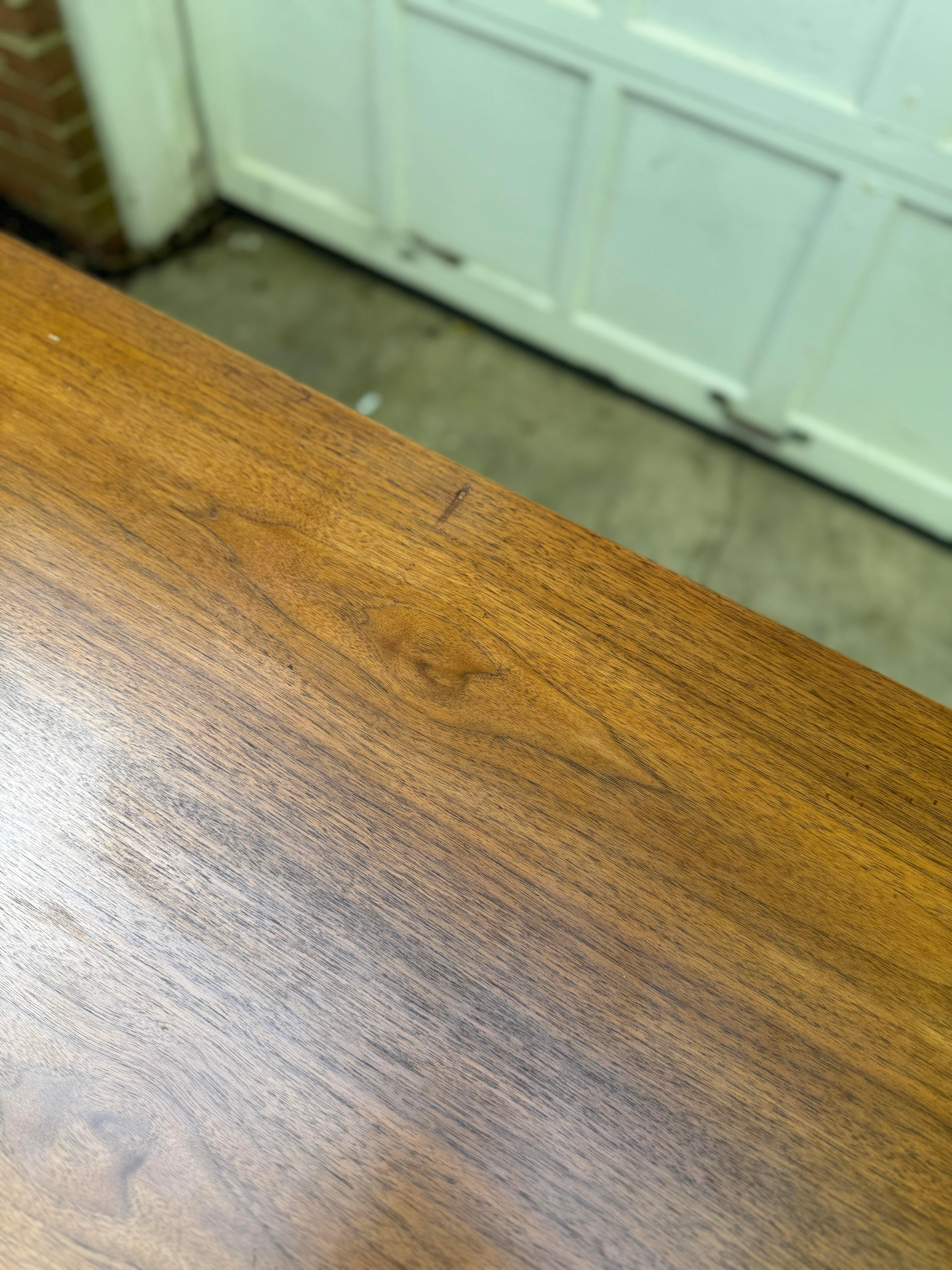 1960er Jahre Mid Century Modern Skulpturale Nussbaum Kommode Credenza im Angebot 2