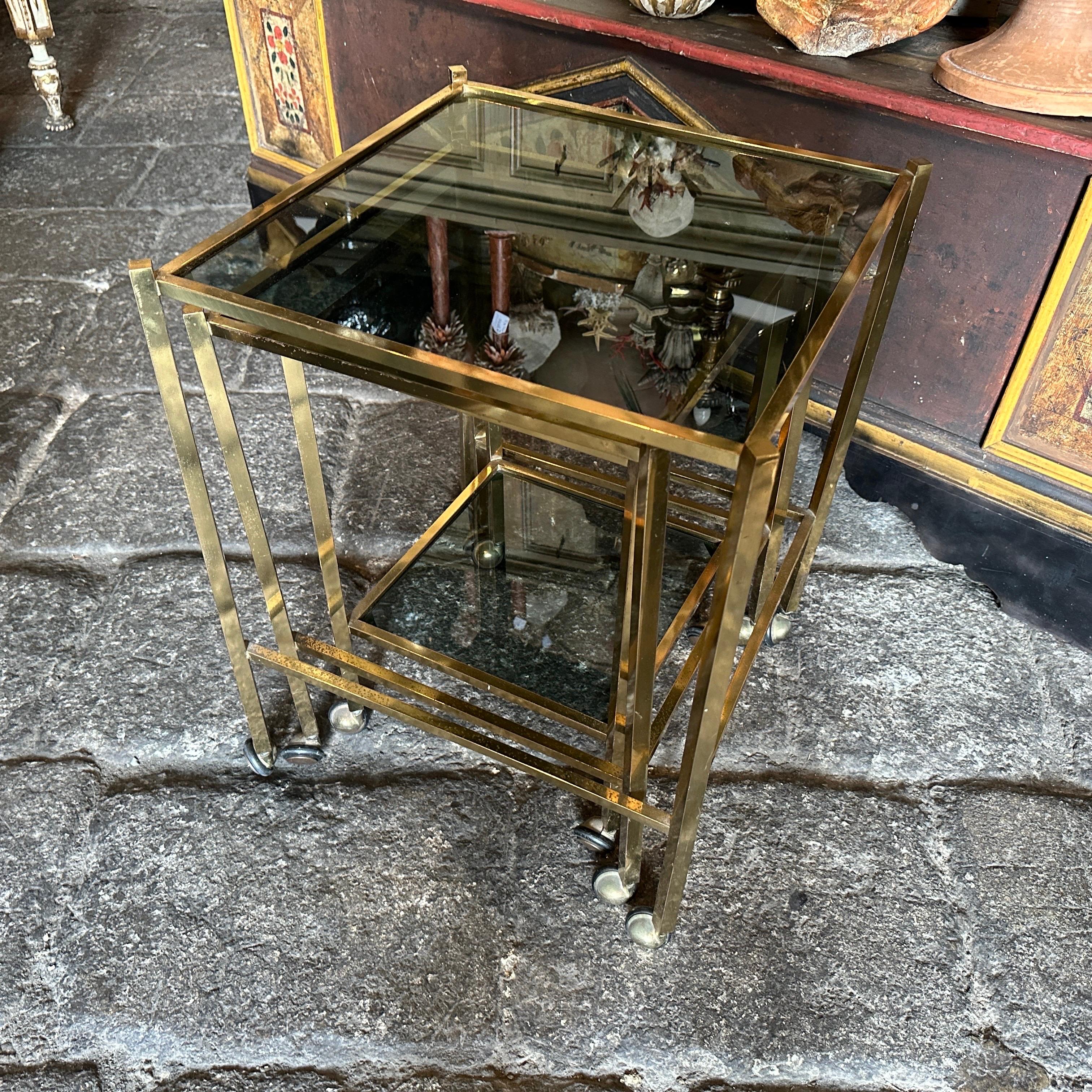 1960s Mid-Century Modern Set of Three Brass and Smoked Glass Nesting Tables In Good Condition For Sale In Aci Castello, IT