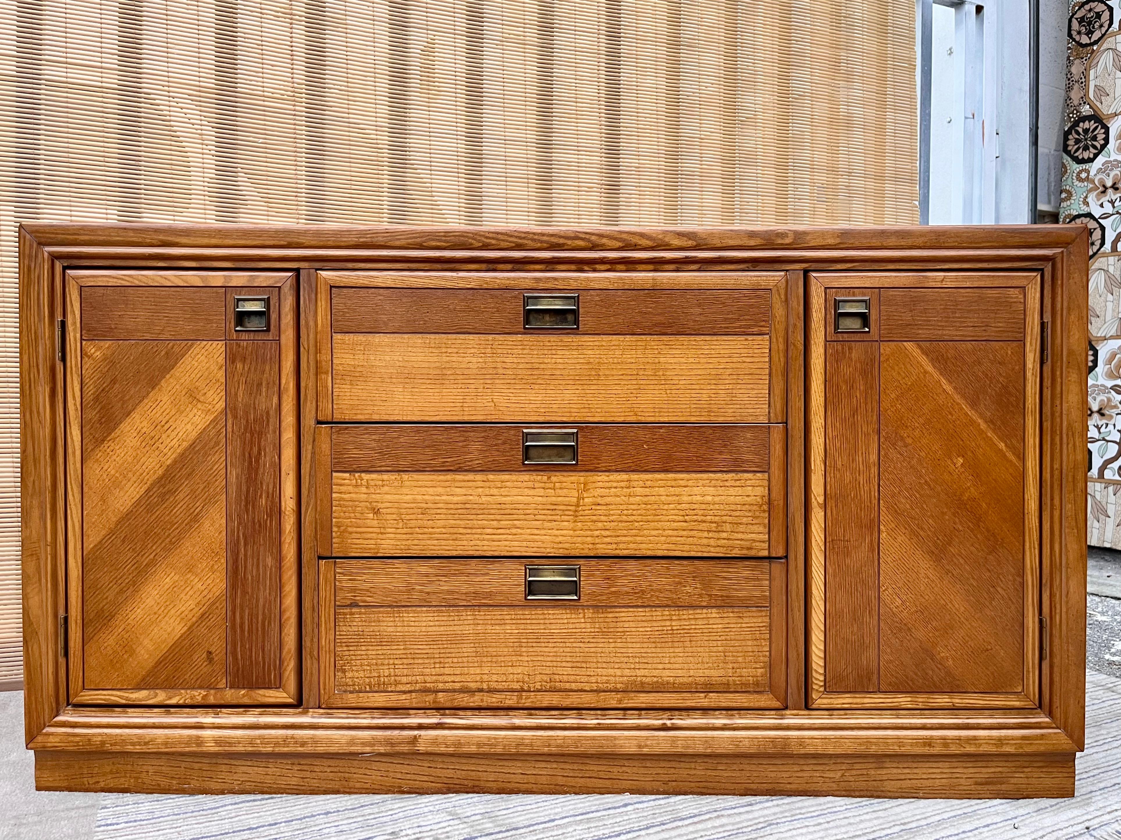 Vintage Mid-Century Modern Sideboard/Credenza von Bernhardt Furniture. Circa 1960er Jahre 
Mit der schönen Maserung des Walnussholzes und den perfekten, kompakten Abmessungen passt er in jeden kleinen Raum. Zwei Seitenschränke mit festen