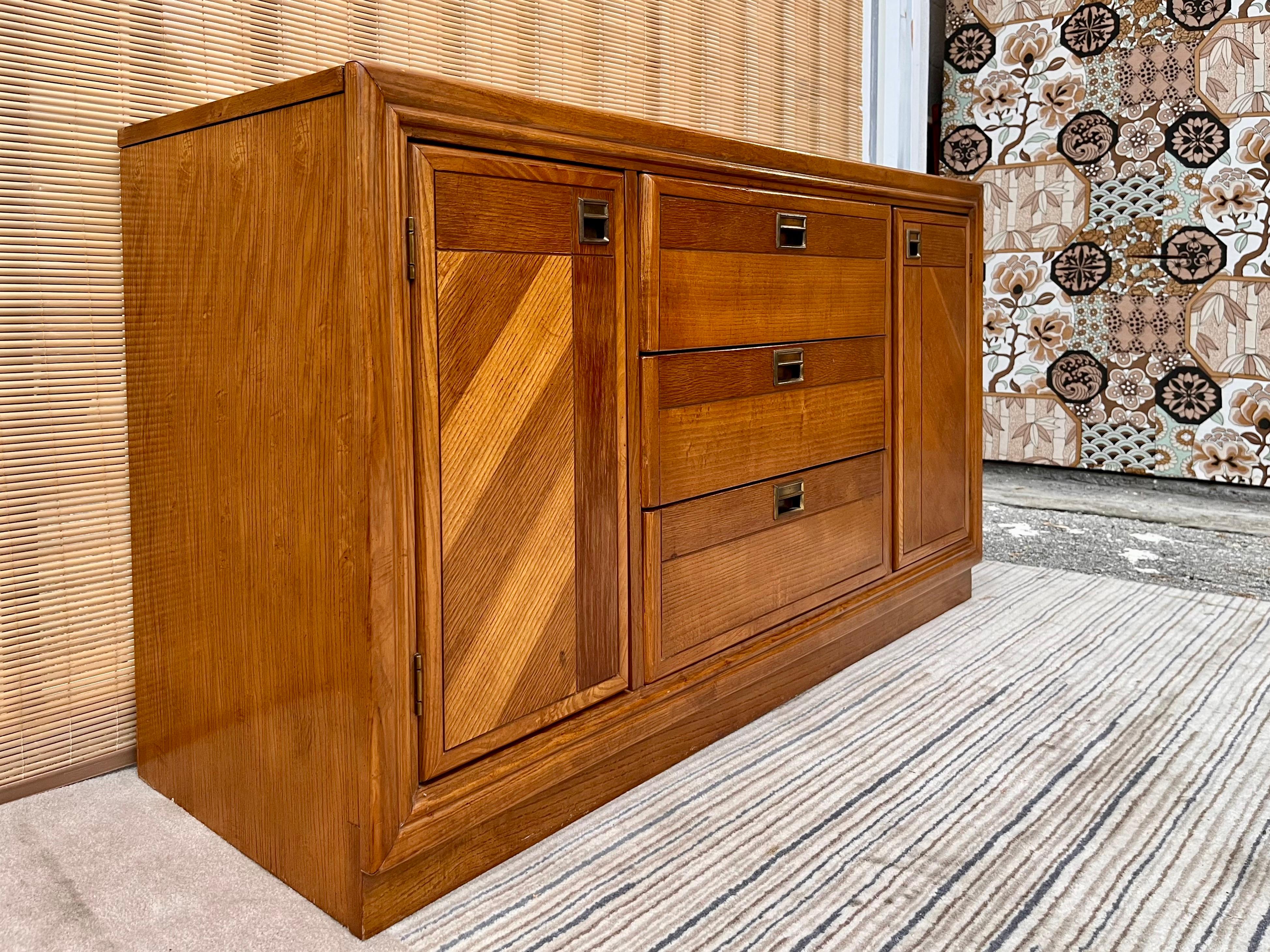 1960s Mid-Century Modern Sideboard/ Credenza by Bernhardt Furniture In Good Condition For Sale In Miami, FL