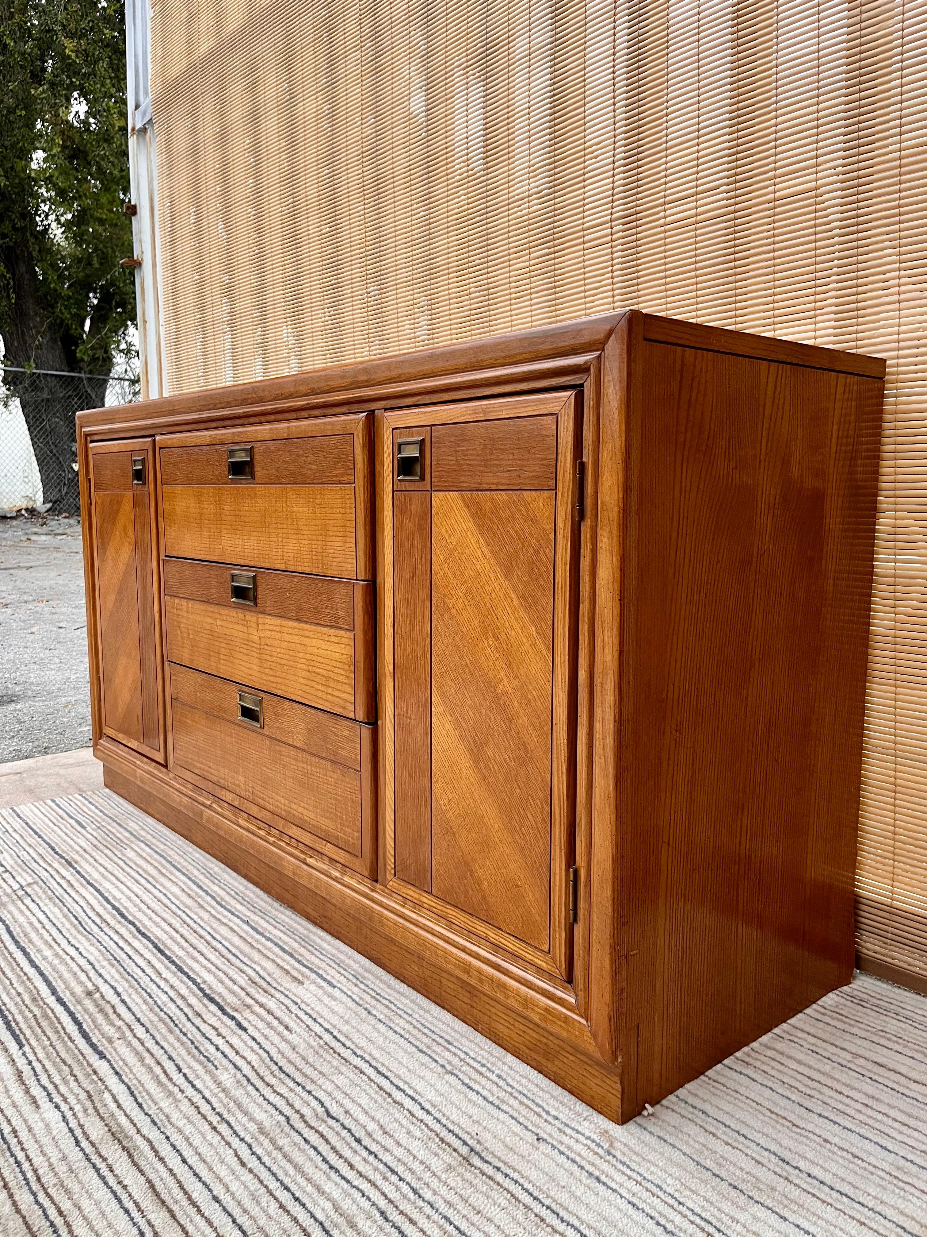 Modernes Sideboard/Anrichte aus der Mitte des Jahrhunderts von Bernhardt Furniture, 1960er Jahre im Angebot 1