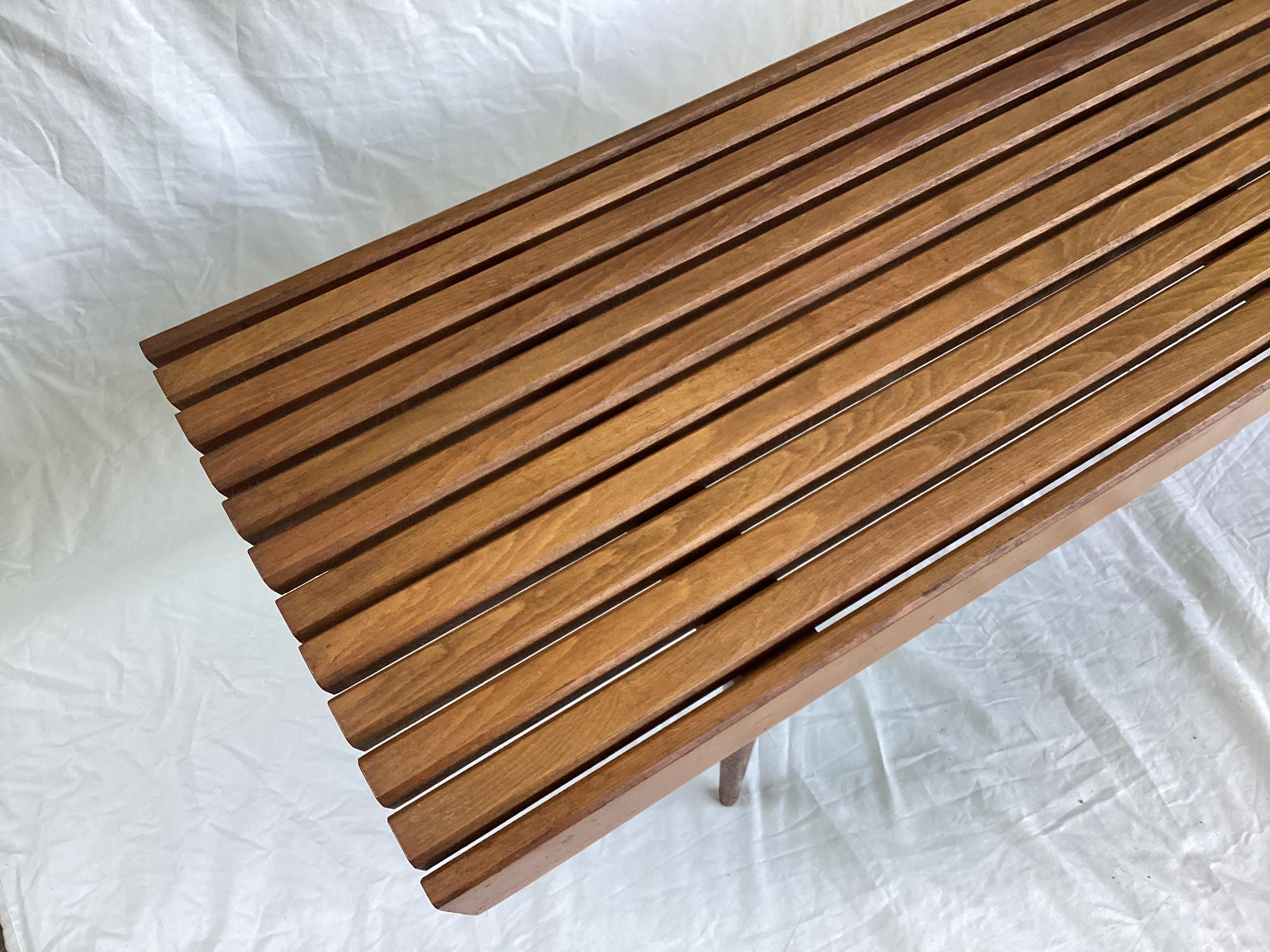 Panchina/tavolino da caffè a doghe del Mid Century Modern del 1960. 60 pollici di lunghezza, 18 pollici di profondità e 16 pollici di altezza. Buone condizioni in base all'età, con solo qualche piccolo segno sulla parte superiore. Marcato sul lato