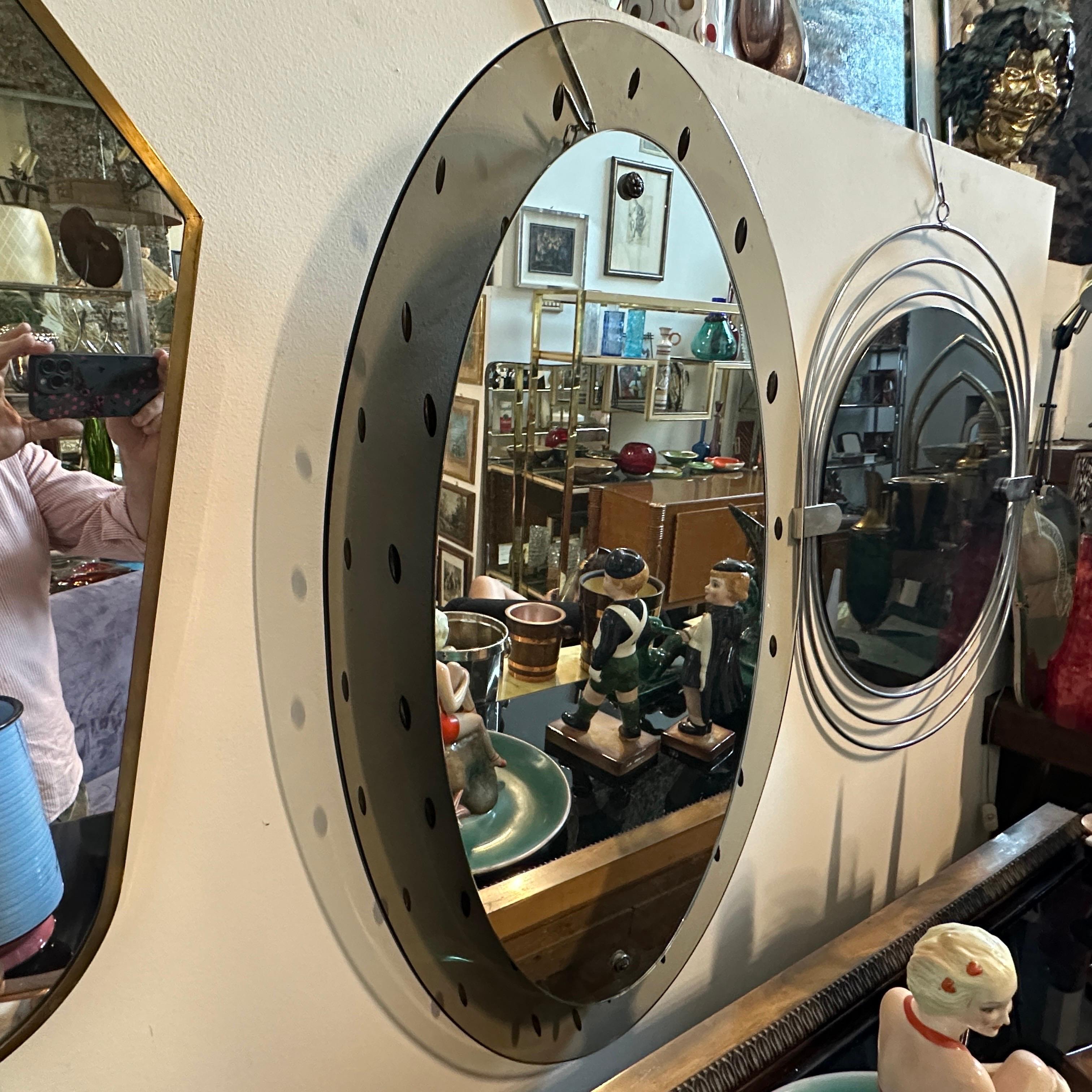 Questo specchio Cristal Arte non solo ha una funzione funzionale, ma è anche un pezzo d'arte decorativa di grande effetto, che incarna l'eleganza e la modernità del design di metà secolo.
L'elegante specchio è caratterizzato da una caratteristica
