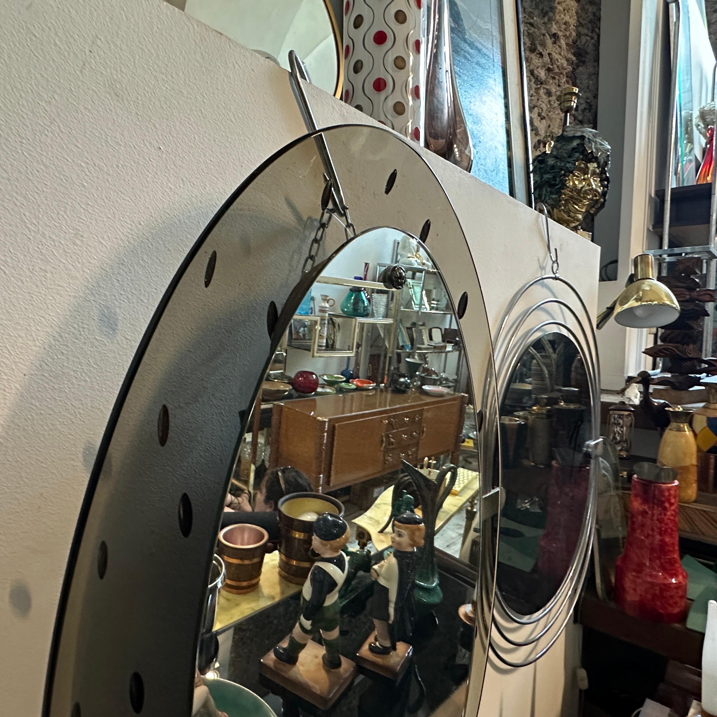 Mid-Century moderno Specchio da parete ovale in vetro fumé della metà del secolo scorso di Cristal Arte in vendita