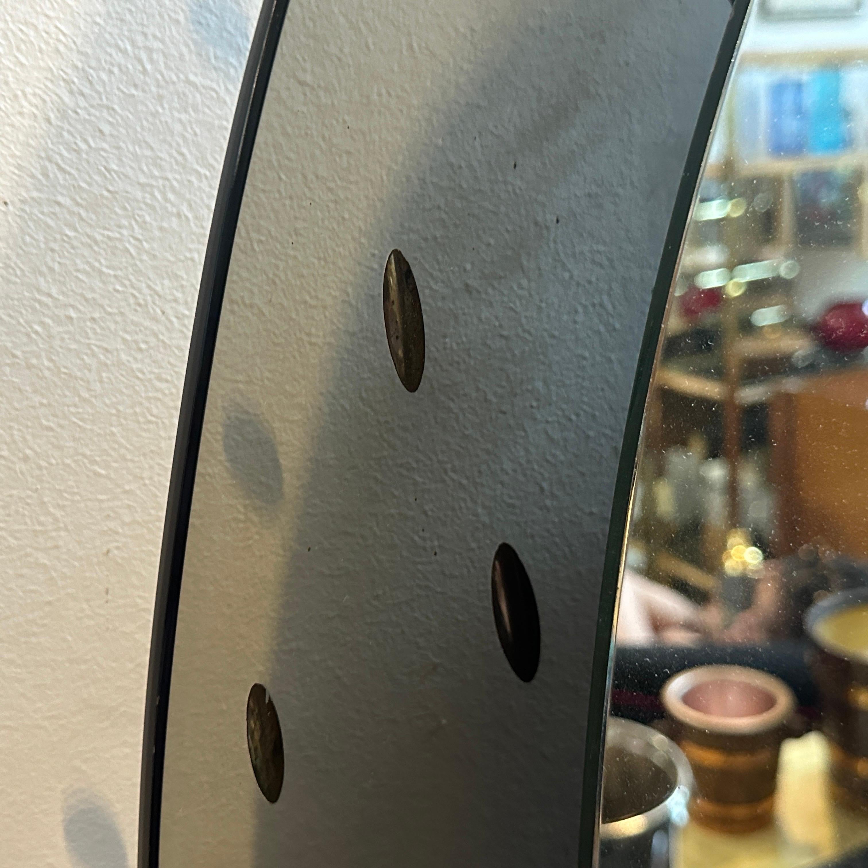 Fatto a mano Specchio da parete ovale in vetro fumé della metà del secolo scorso di Cristal Arte in vendita