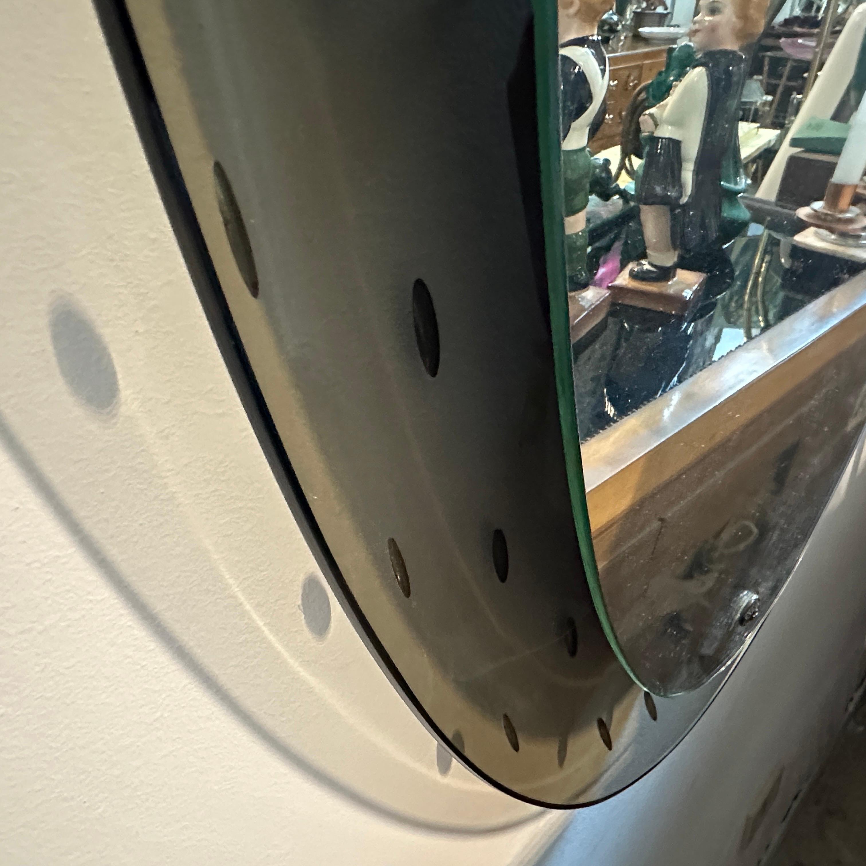 Specchio da parete ovale in vetro fumé della metà del secolo scorso di Cristal Arte in vendita 1